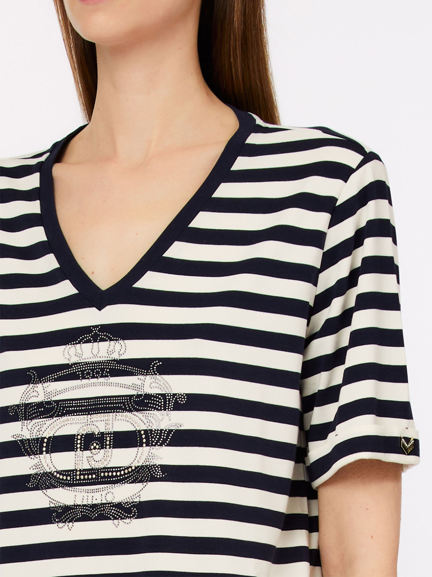 T-shirt às Riscas com Decote em V