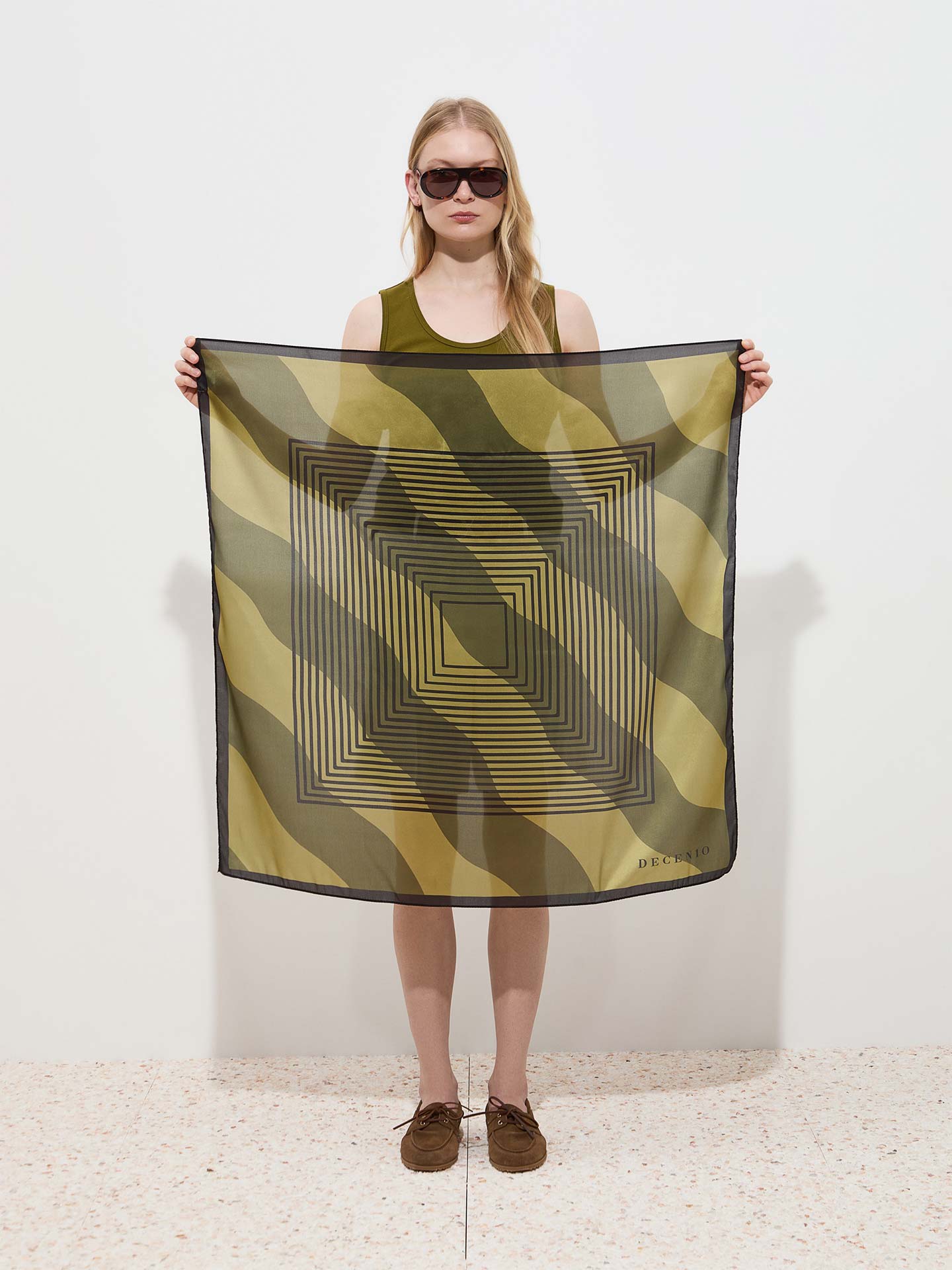 Lenço Quadrado com Estampado