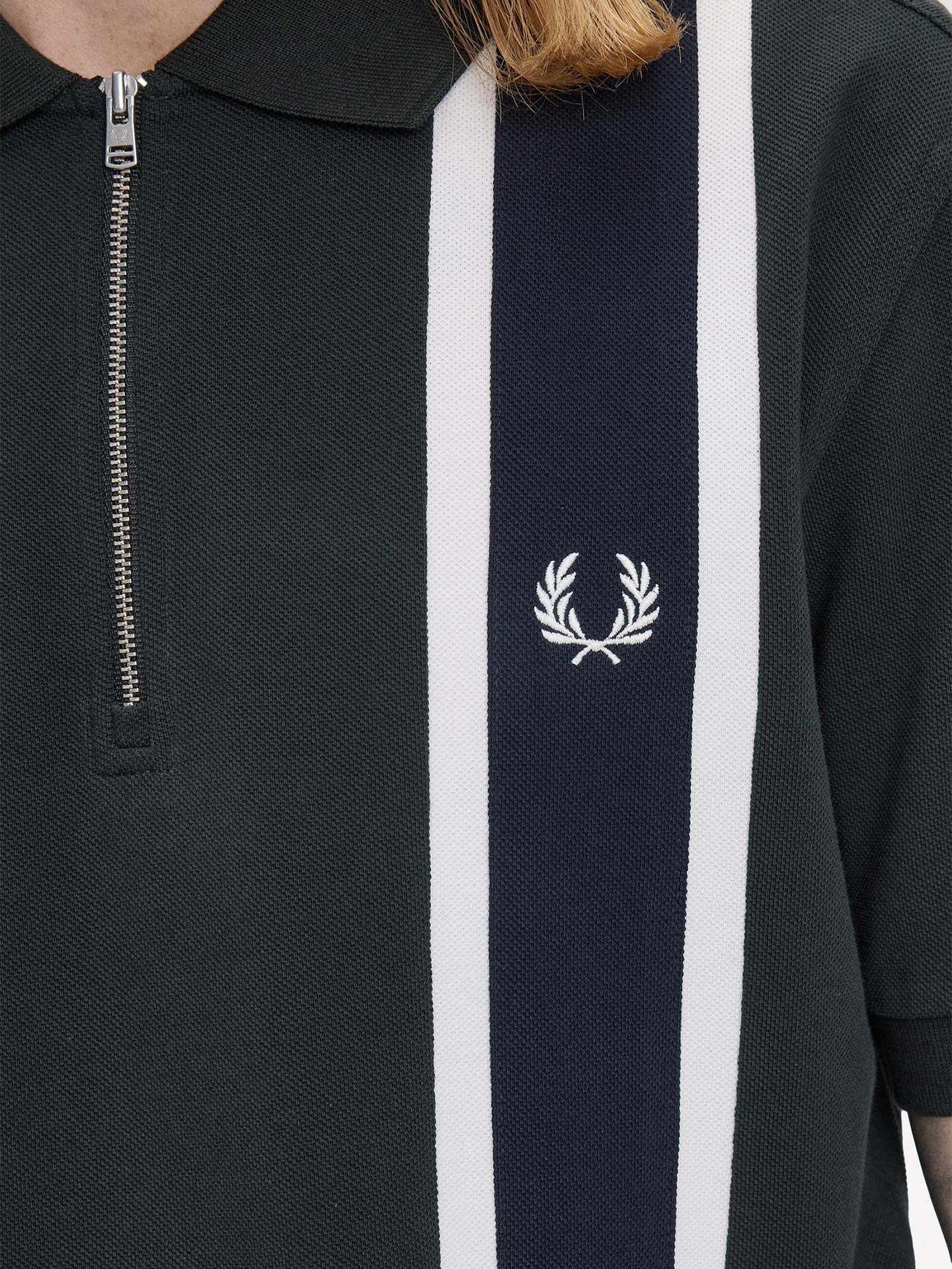 Polo Piqué com Riscas e Meio Fecho M2420