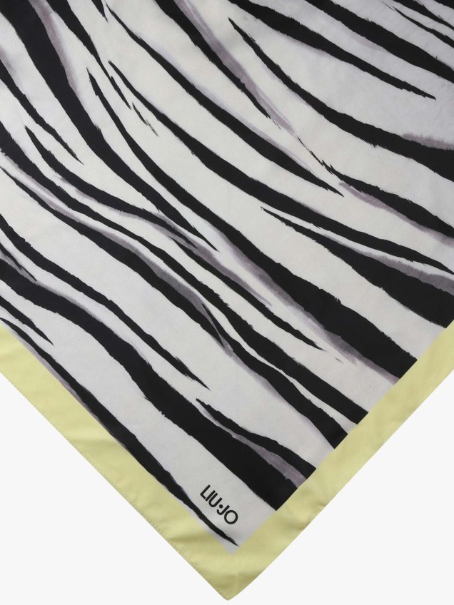 Echarpe Quadrada com Padrão