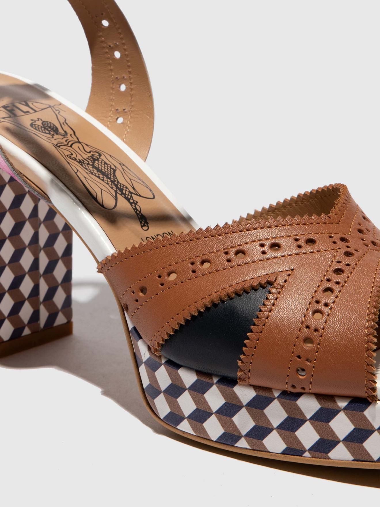 Sand�lias de Salto Eban em Pele