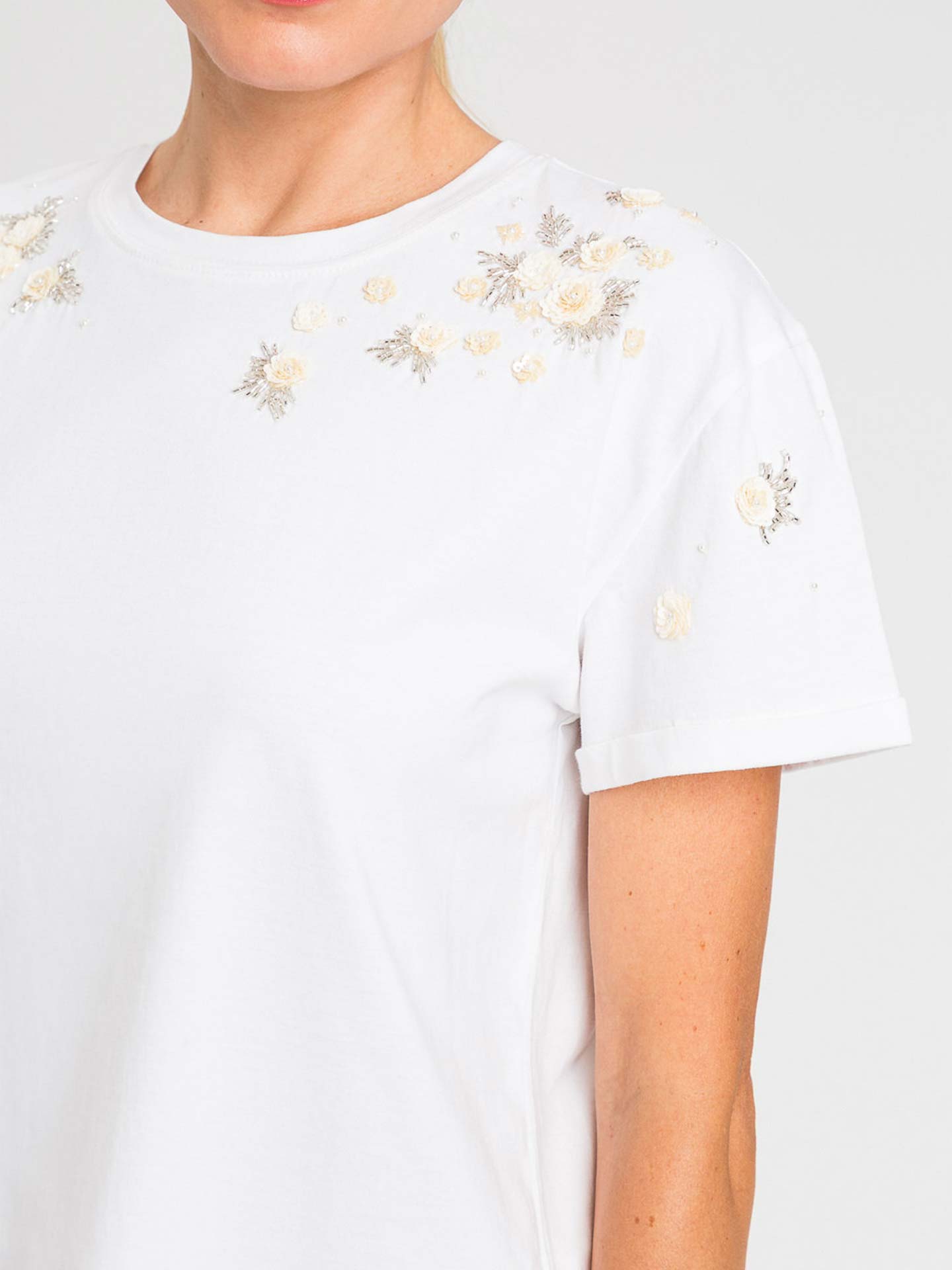 T-shirt com Aplicações Bordadas