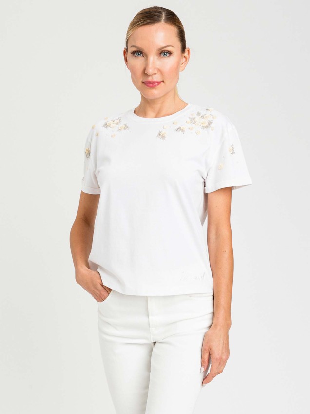 T-shirt com Aplica��es Bordadas