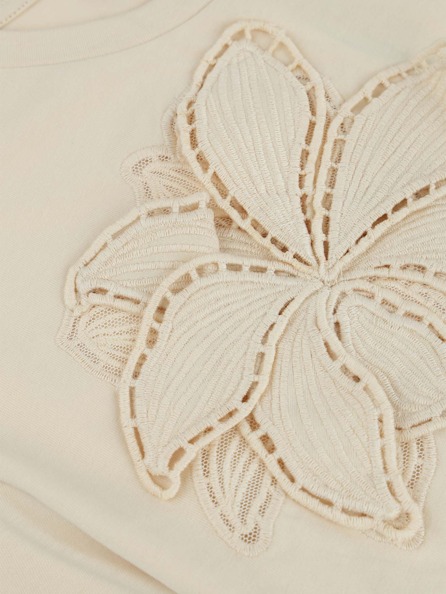 T-shirt com Aplicação de Flor Bordada
