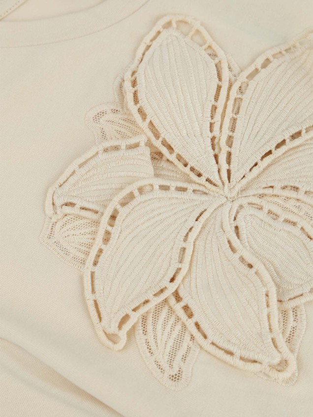 T-shirt com Aplicação de Flor Bordada
