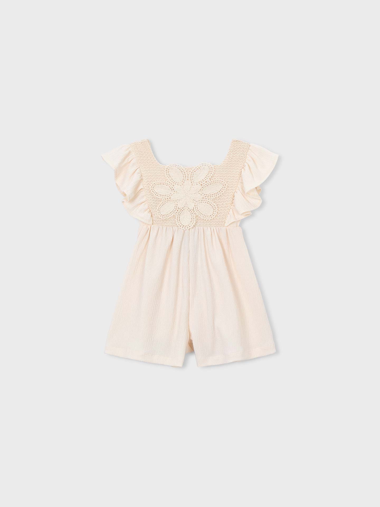 Macacão Curto com Crochet e Folhos