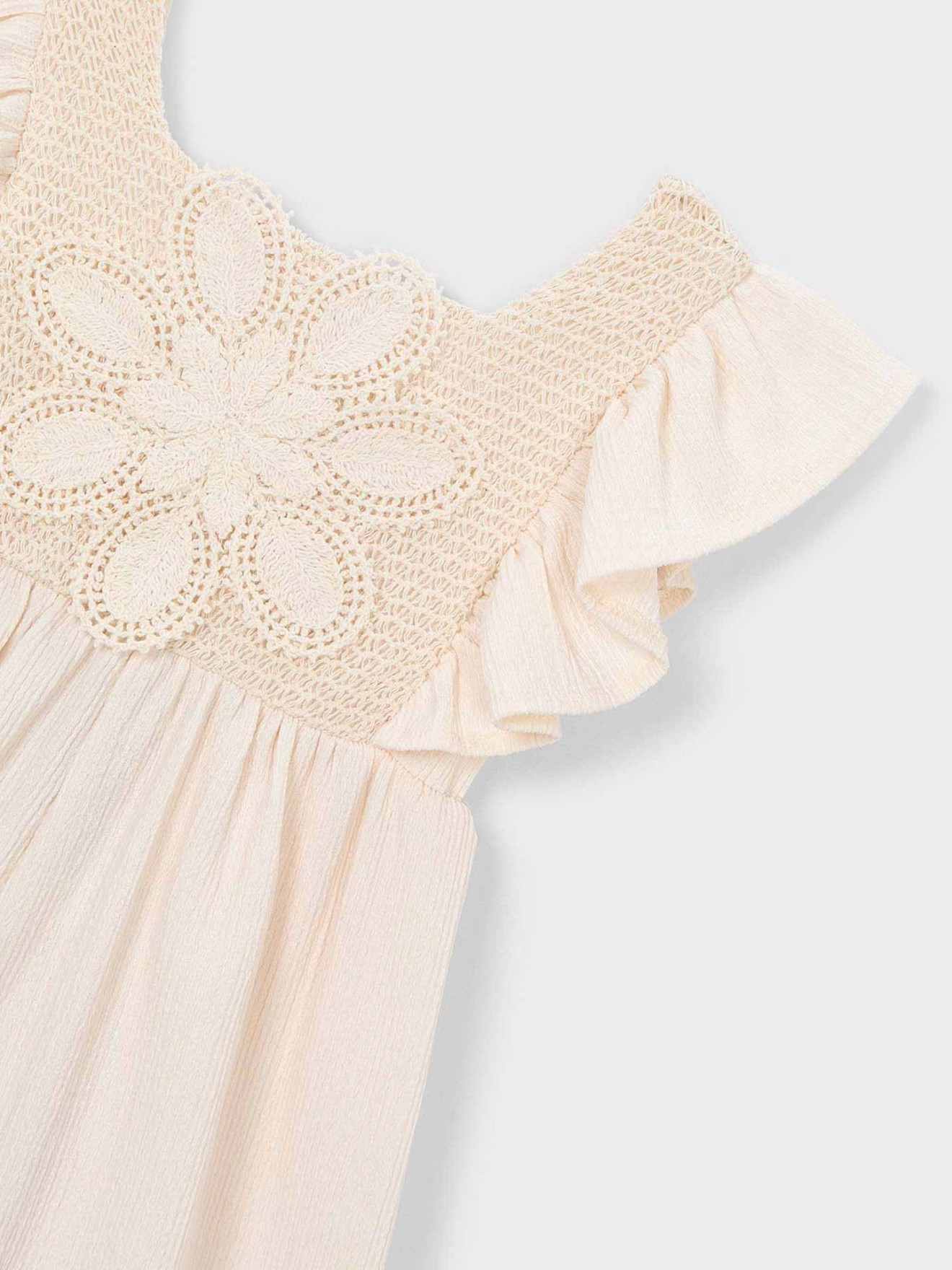 Macacão Curto com Crochet e Folhos