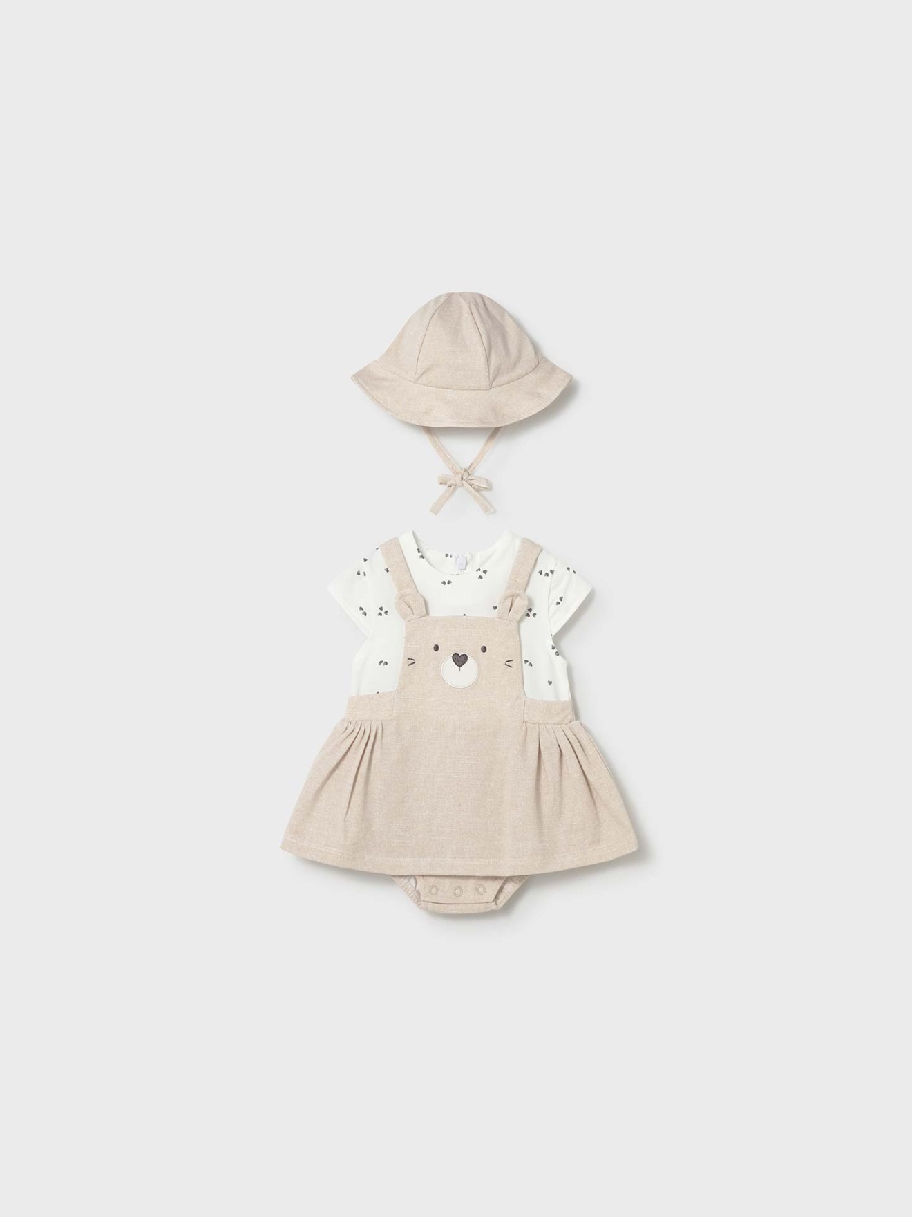 Conjunto de T-shirt, Jardineira e Chap�u