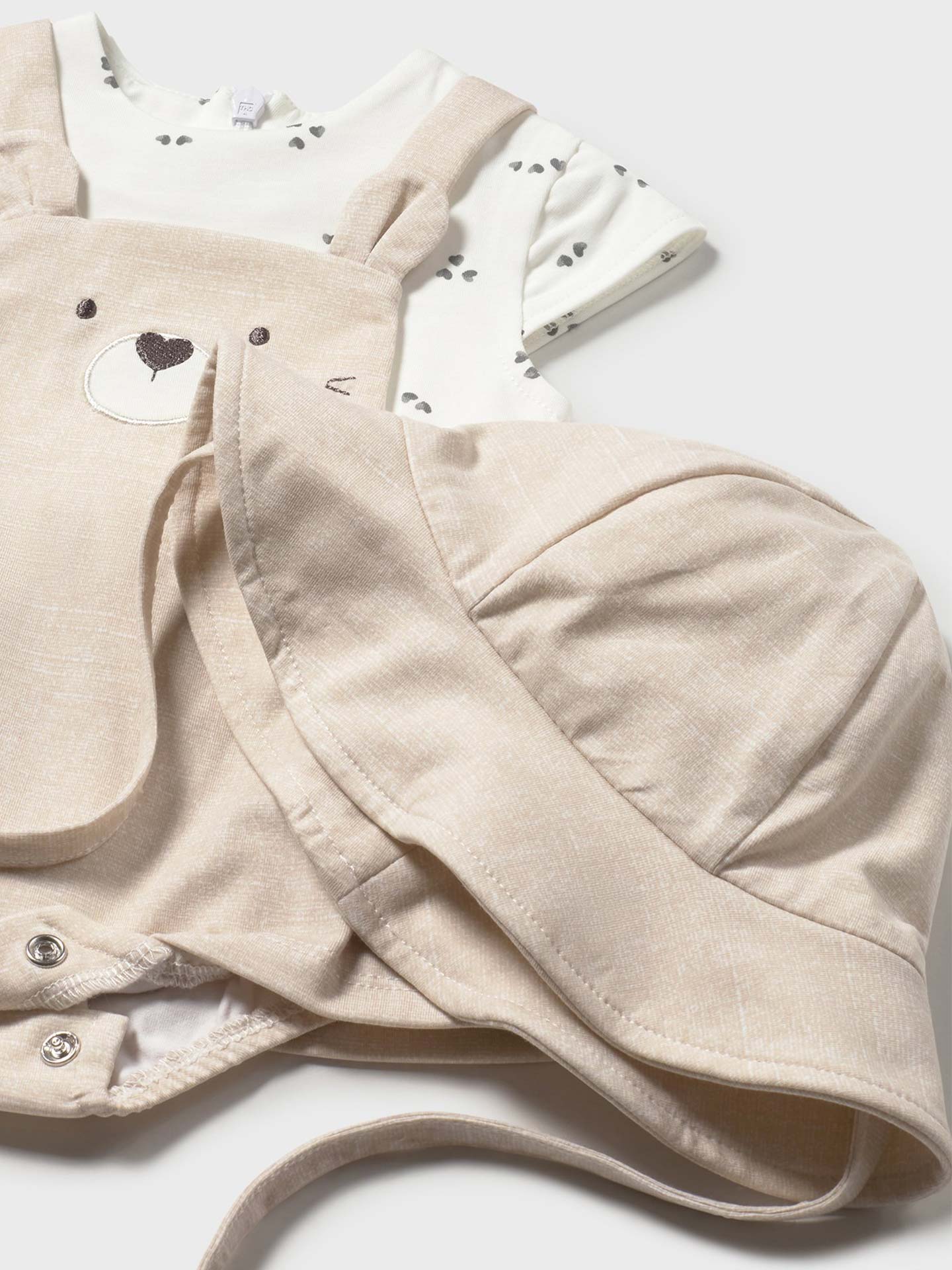 Conjunto de T-shirt, Jardineira e Chapéu