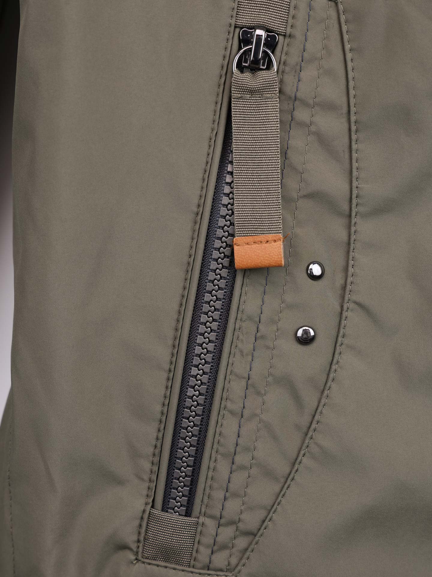 Parka com Capuz Ajustável