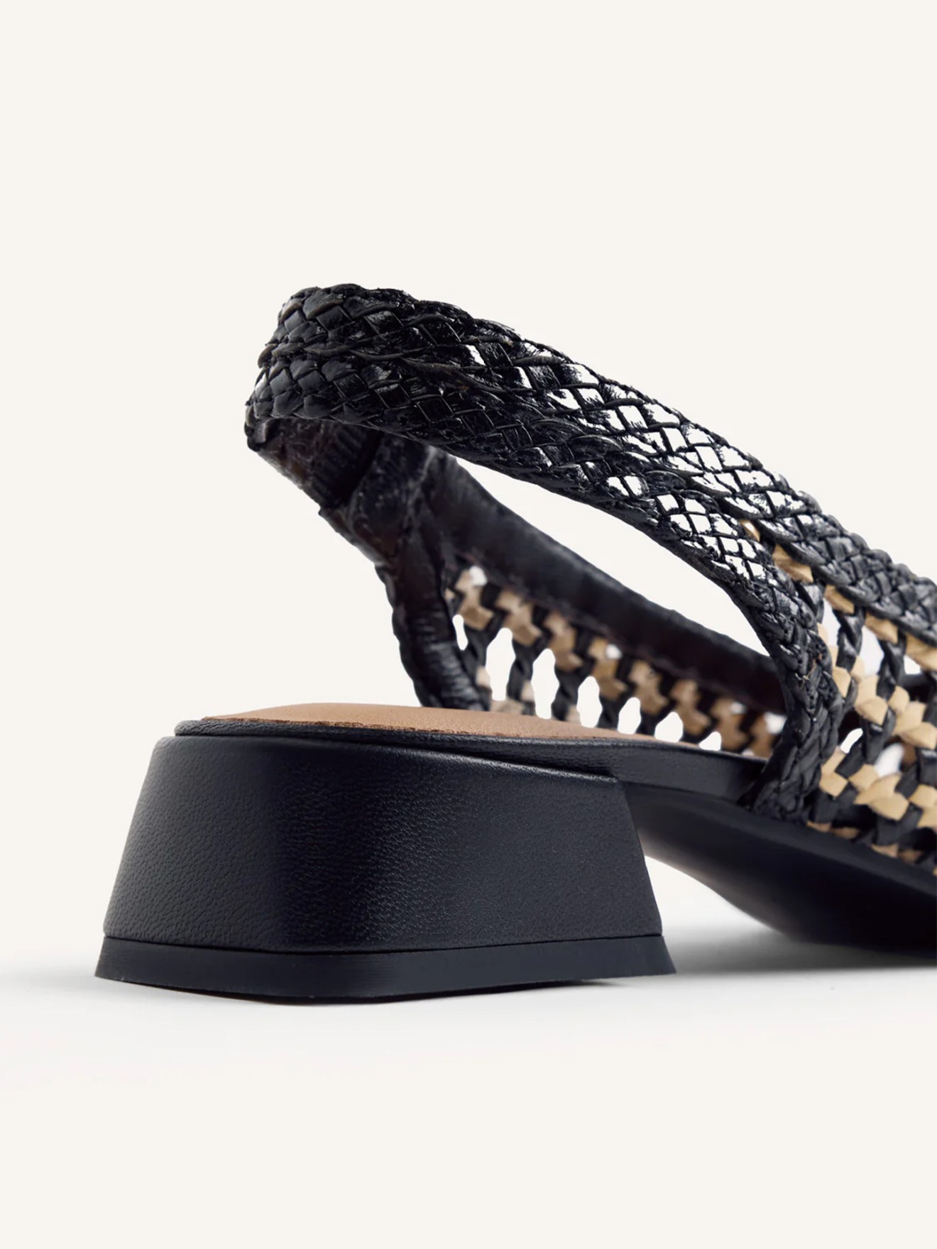 Sapatos de Salto Baixo Tran�ado em Couro