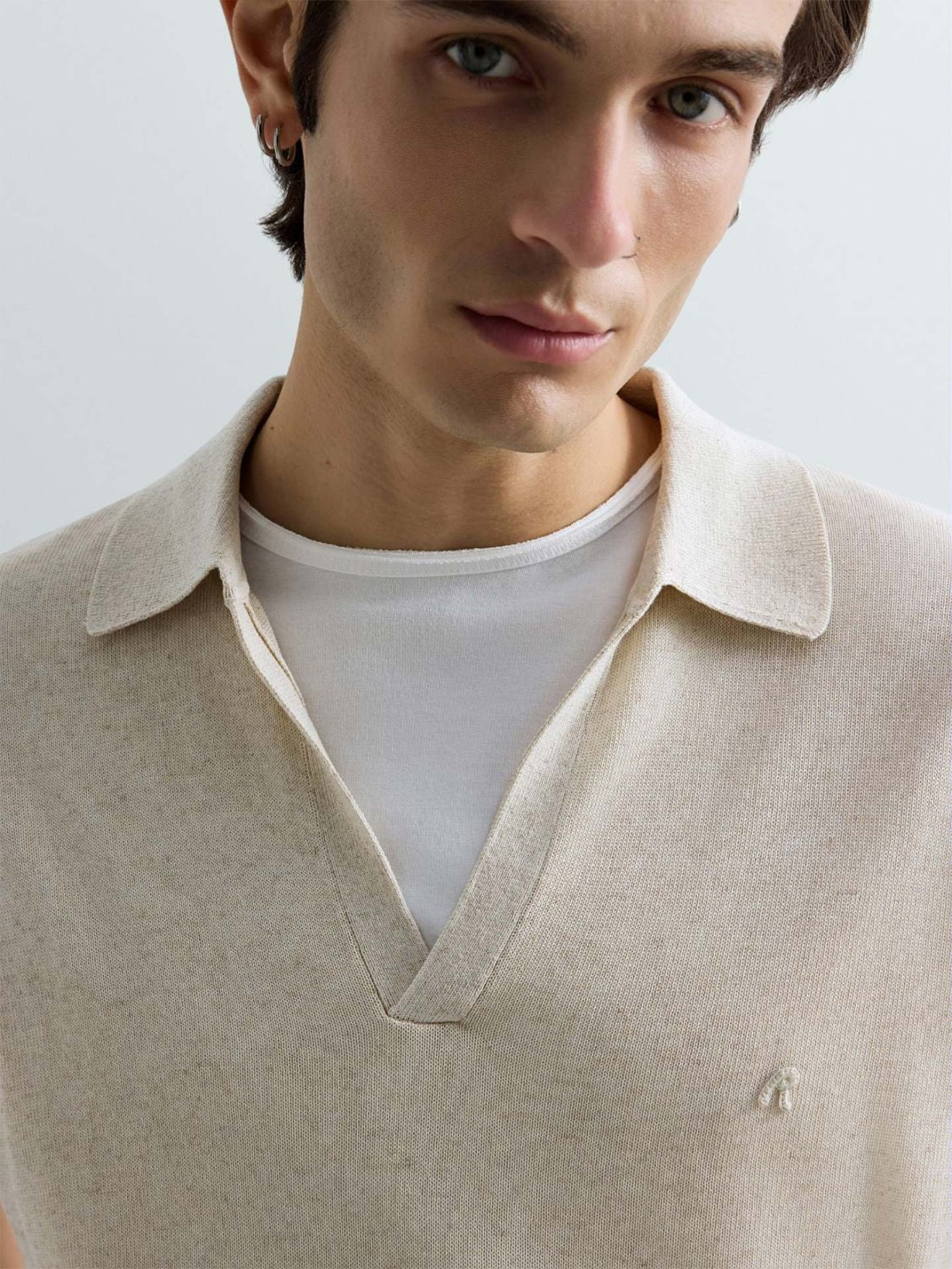 Polo de Malha com Decote em V