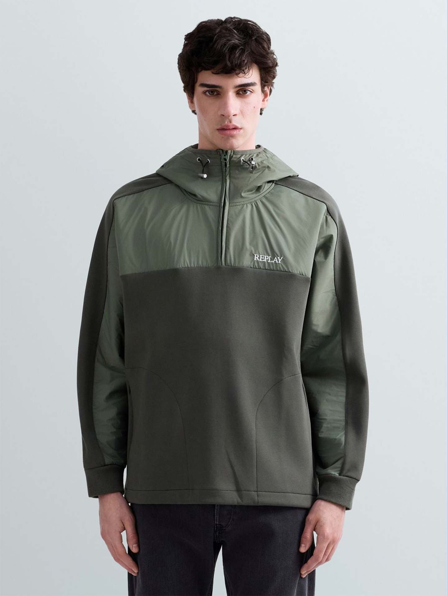 Sweatshirt Técnica com Capuz e Meio Fecho