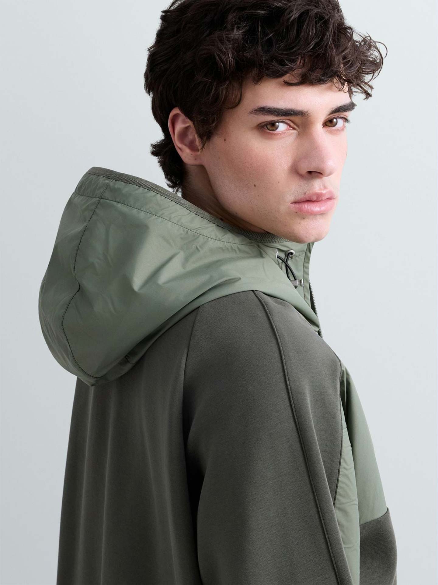 Sweatshirt Técnica com Capuz e Meio Fecho