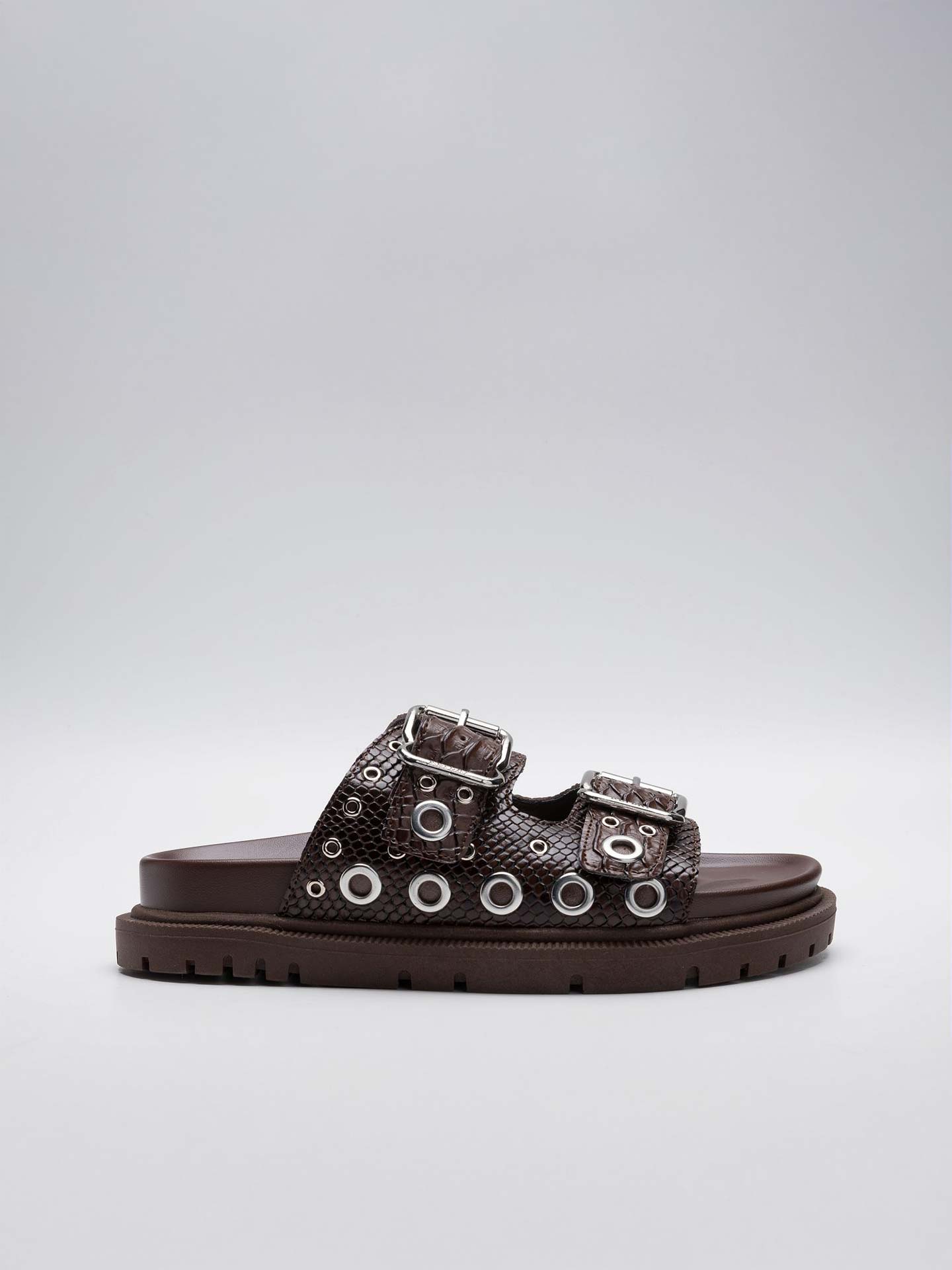 Chinelas de Plataforma com Tiras e Ilhós