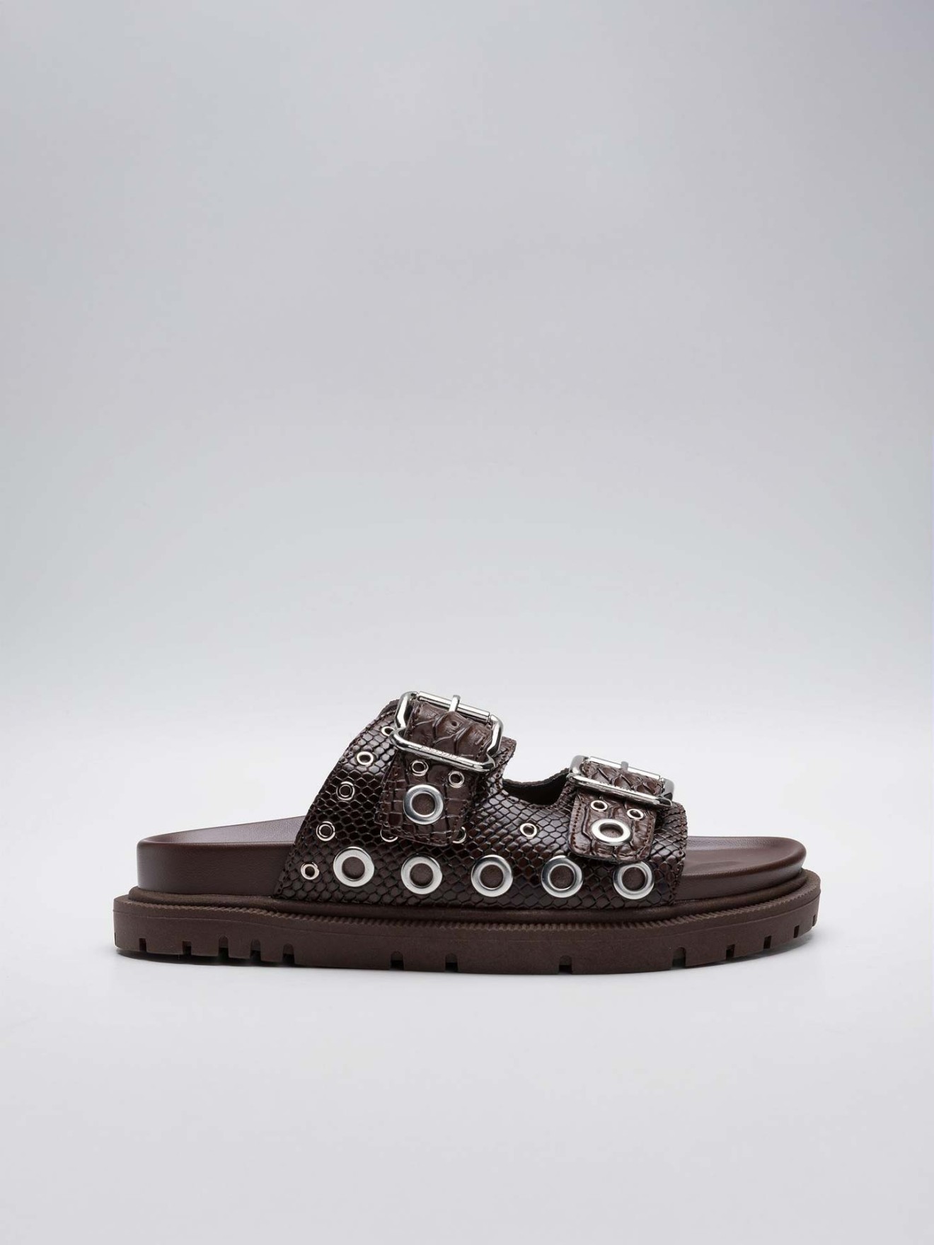 Chinelas de Plataforma com Tiras e Ilhós