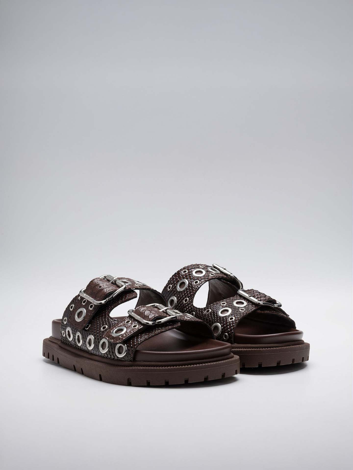 Chinelas de Plataforma com Tiras e Ilhós