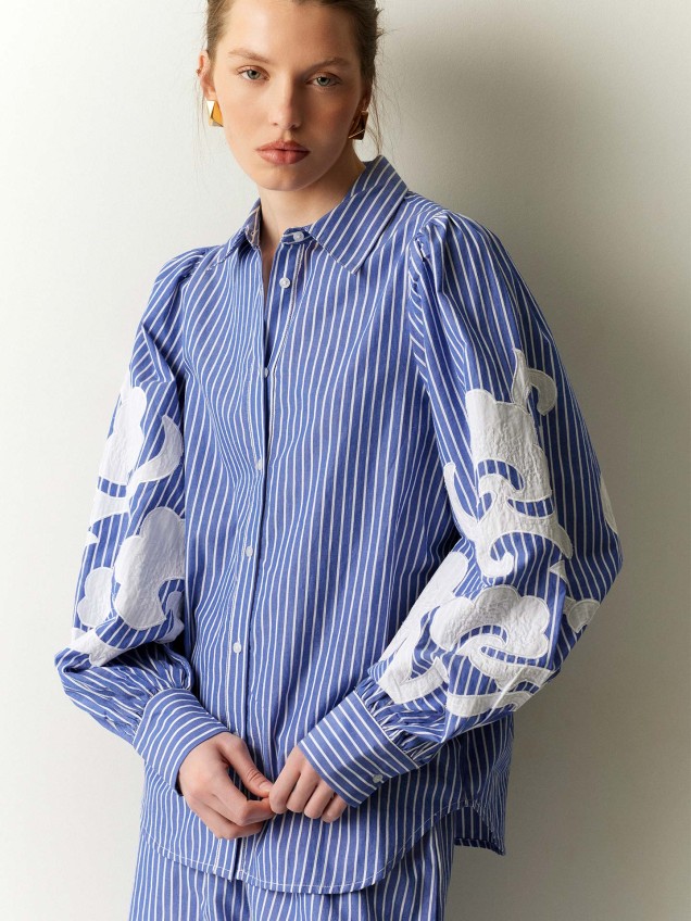 Camisa �s Riscas com Mangas Bal�o