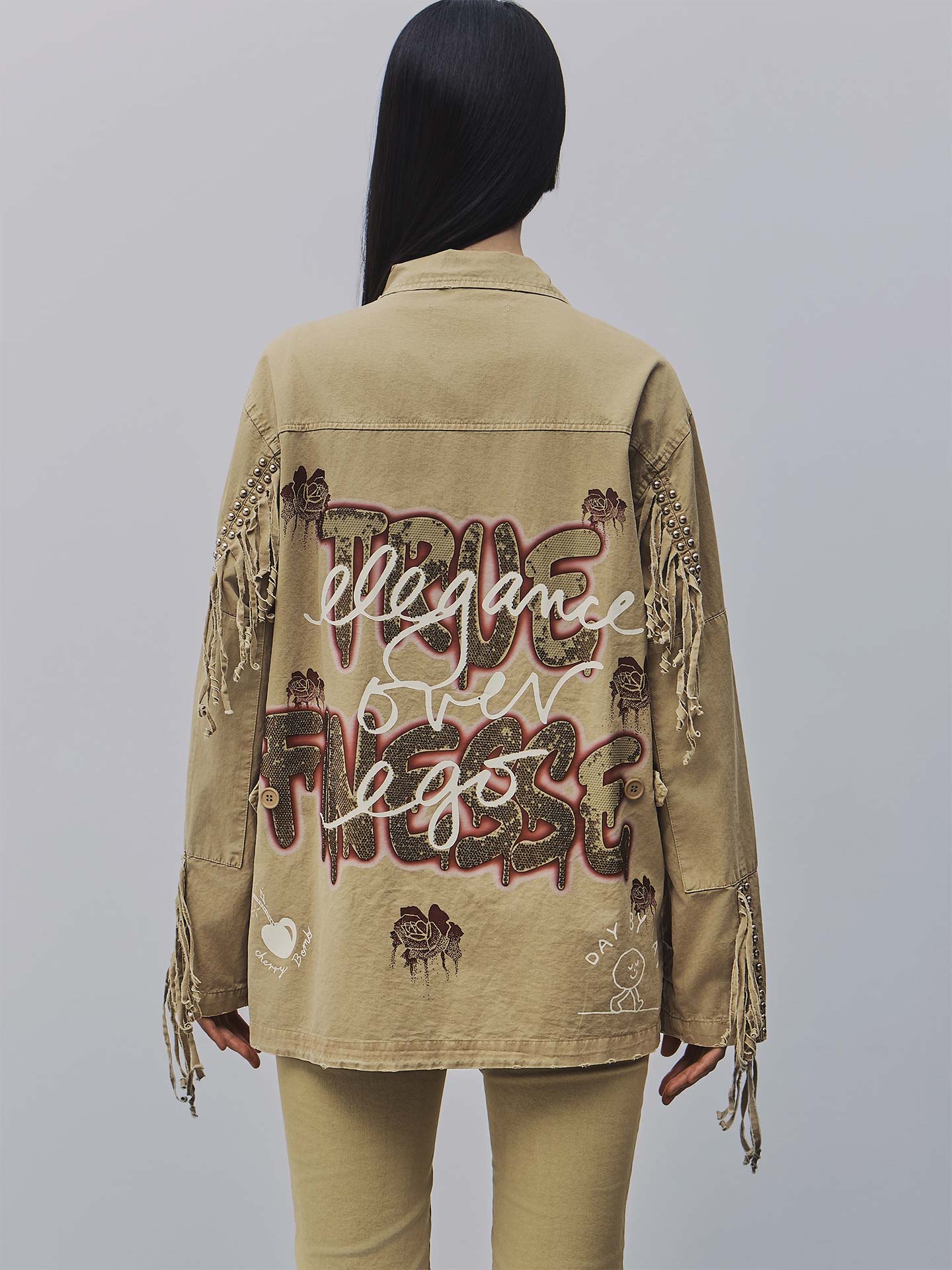 Casaco com Tachas e Franjas