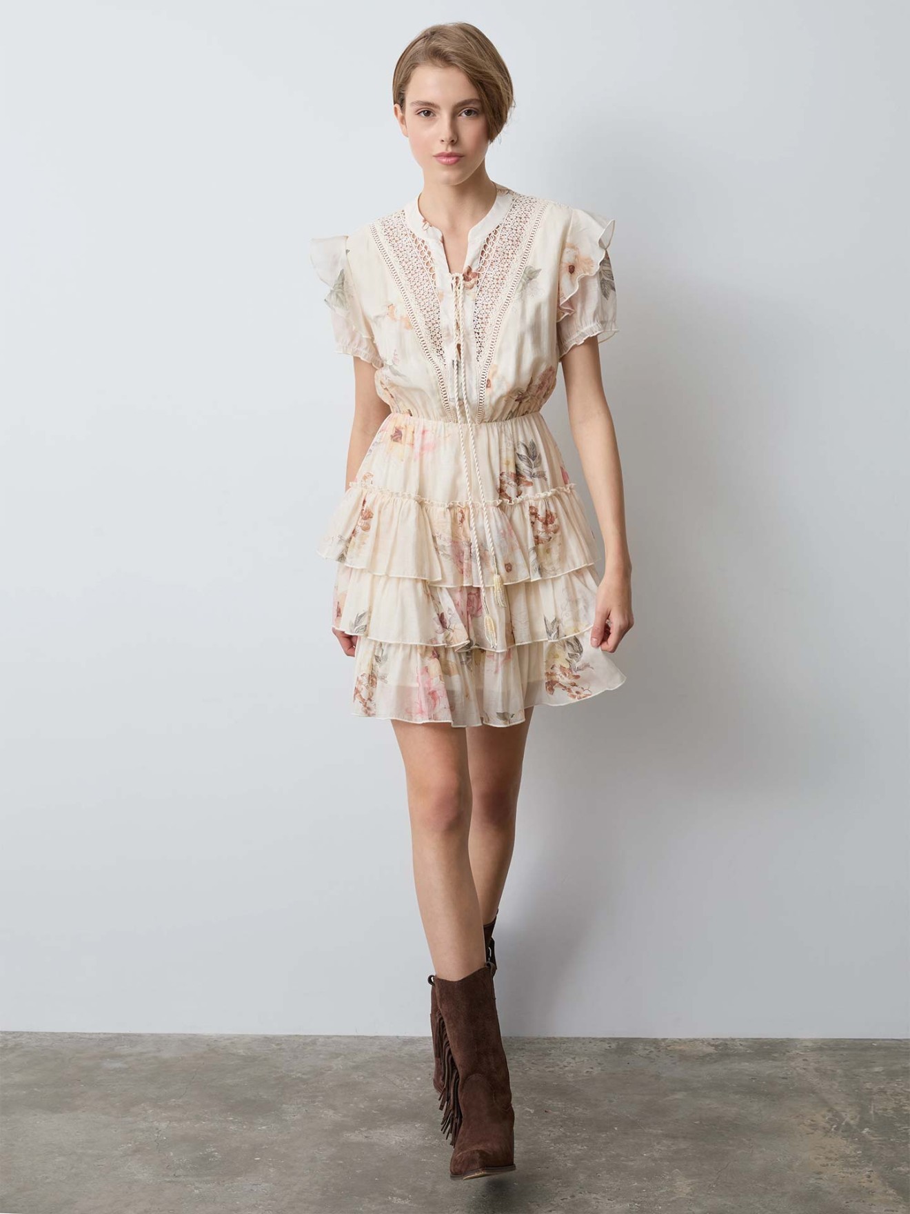 Vestido Curto com Folhos