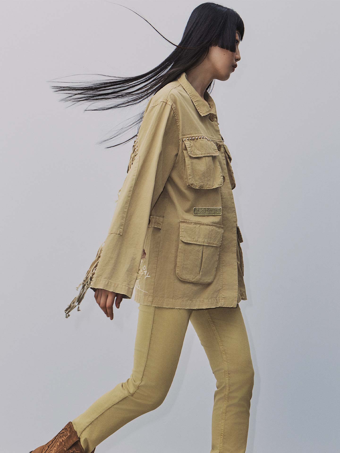 Casaco com Tachas e Franjas