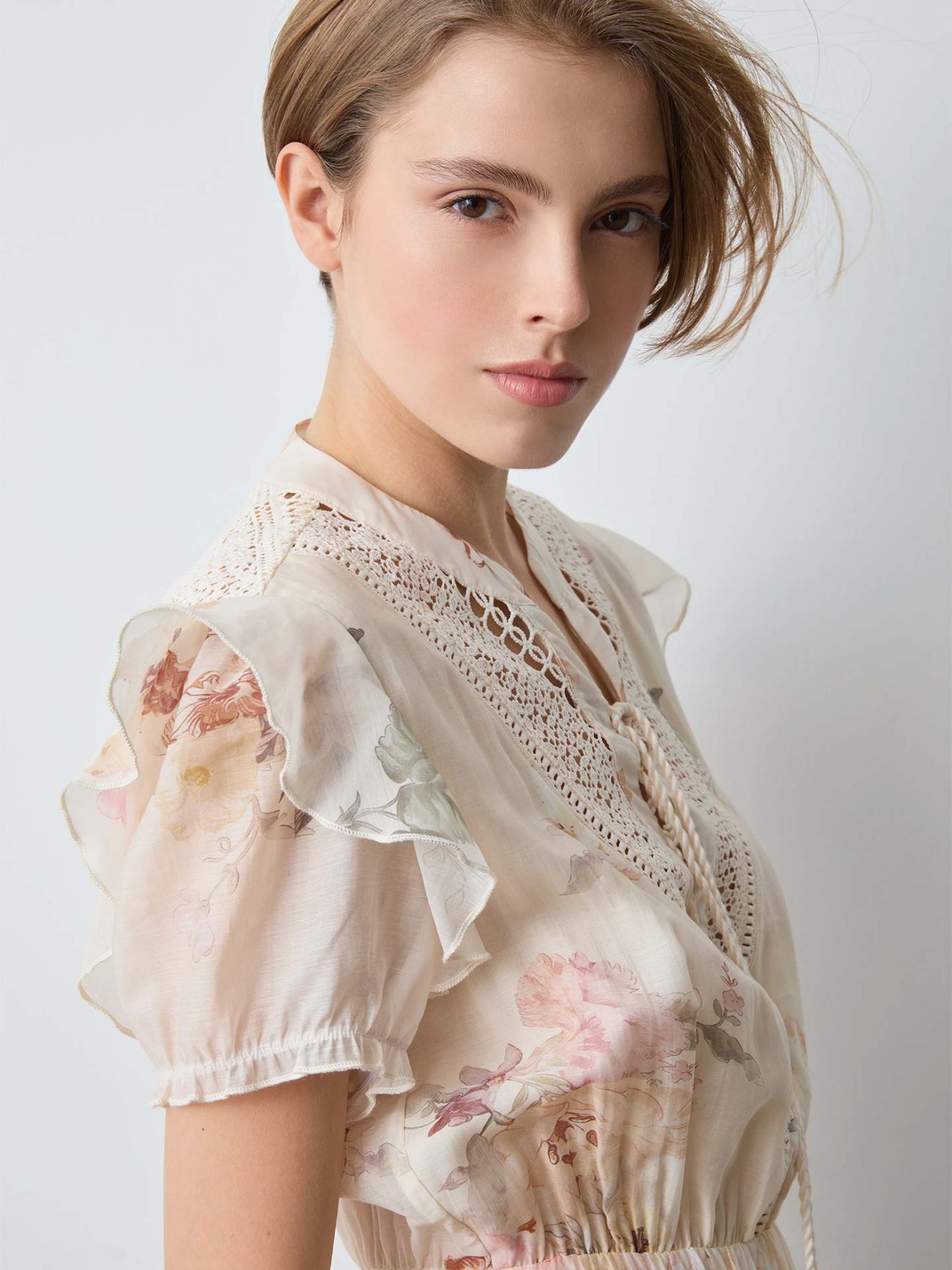Vestido Curto com Folhos