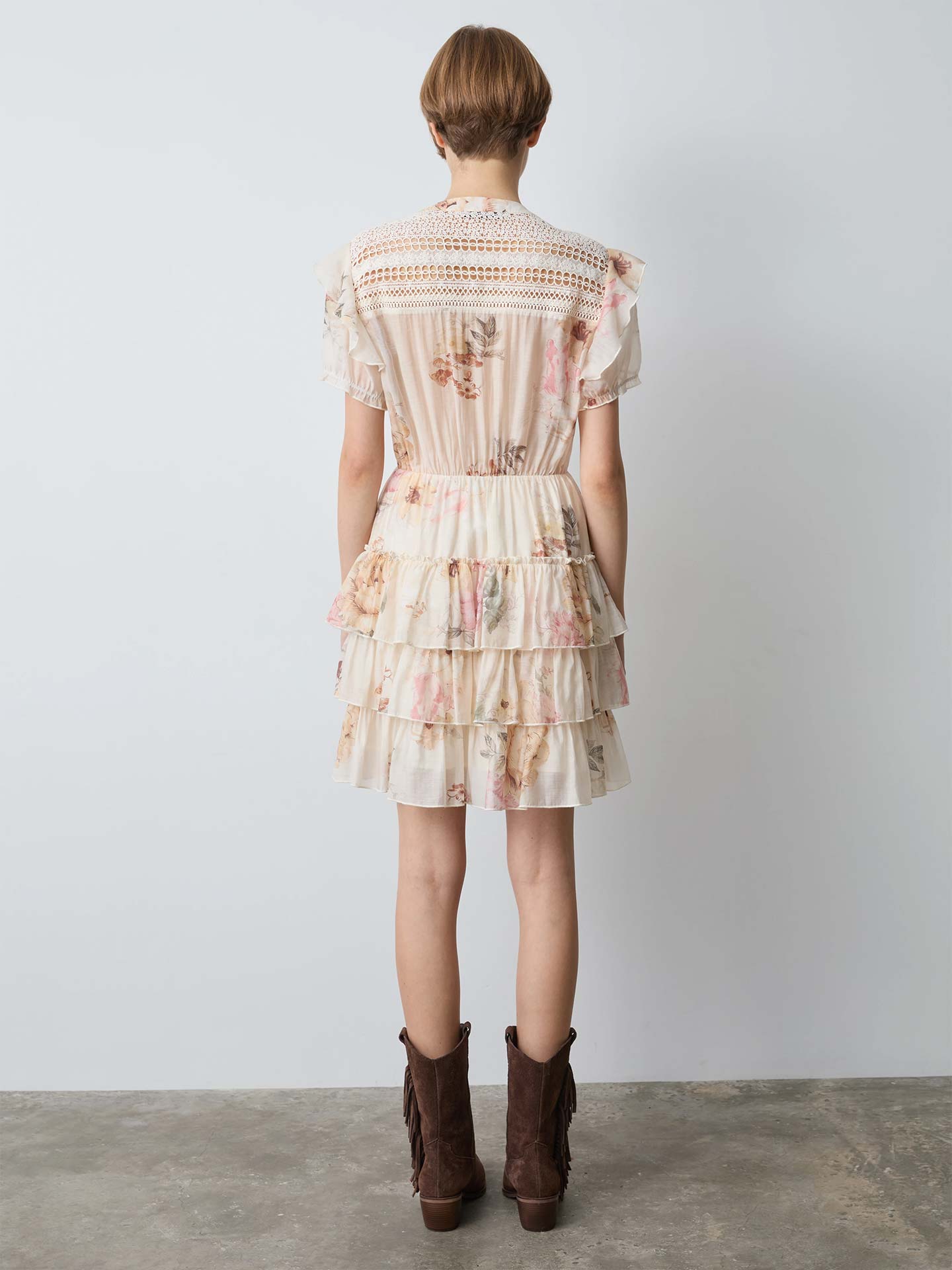 Vestido Curto com Folhos