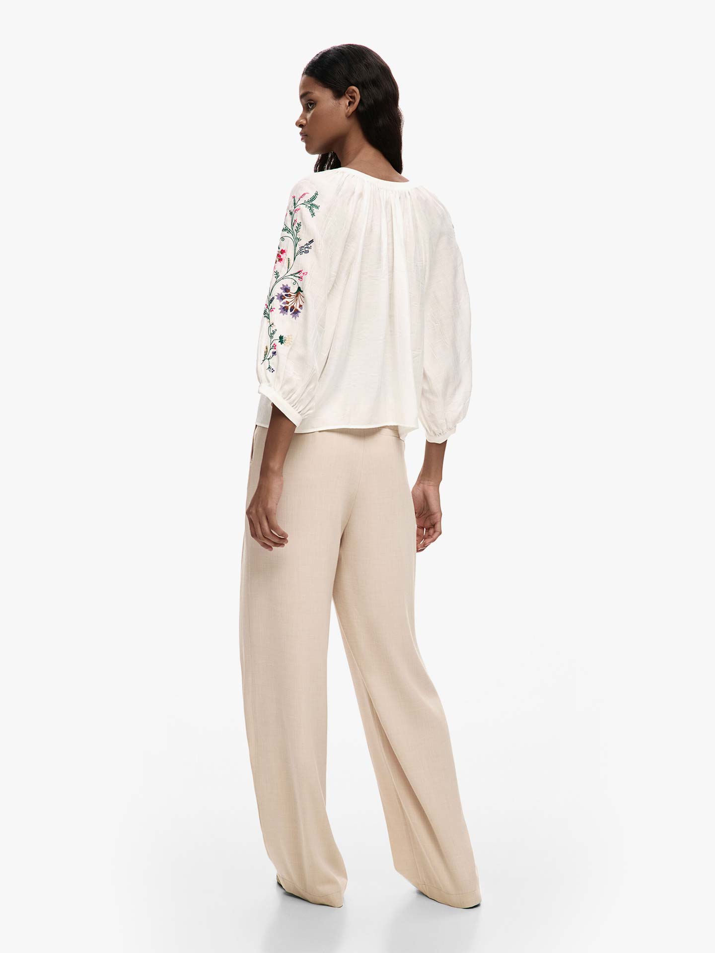 Blusa com Bordado Floral