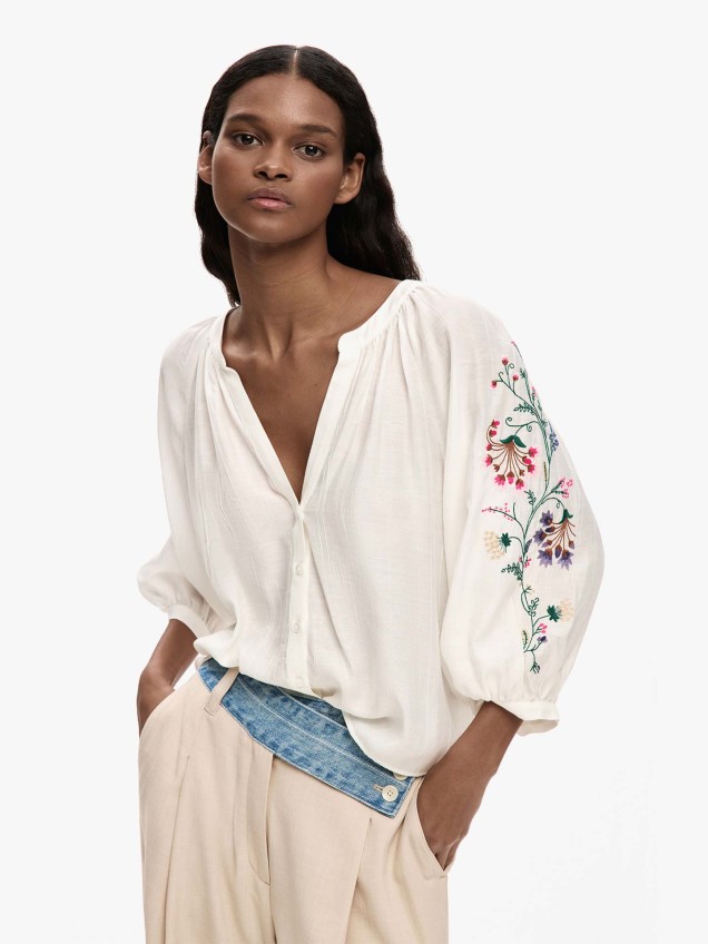 Blusa com Bordado Floral