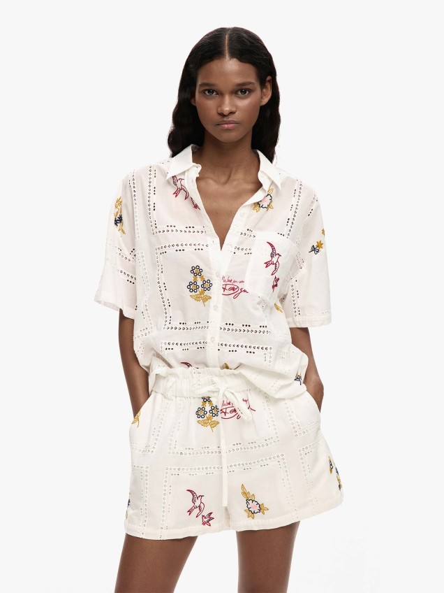 Camisa com Bordados e Recortes