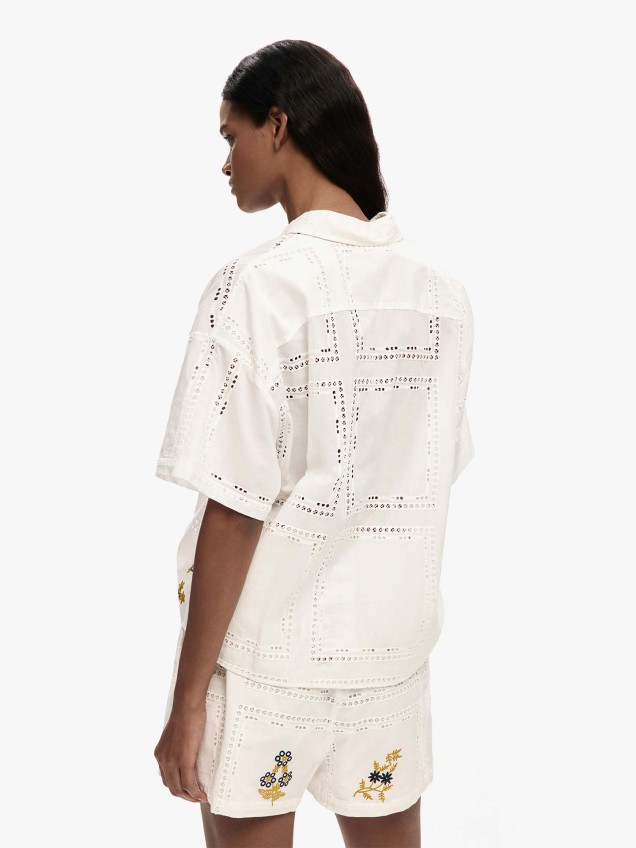 Camisa com Bordados e Recortes