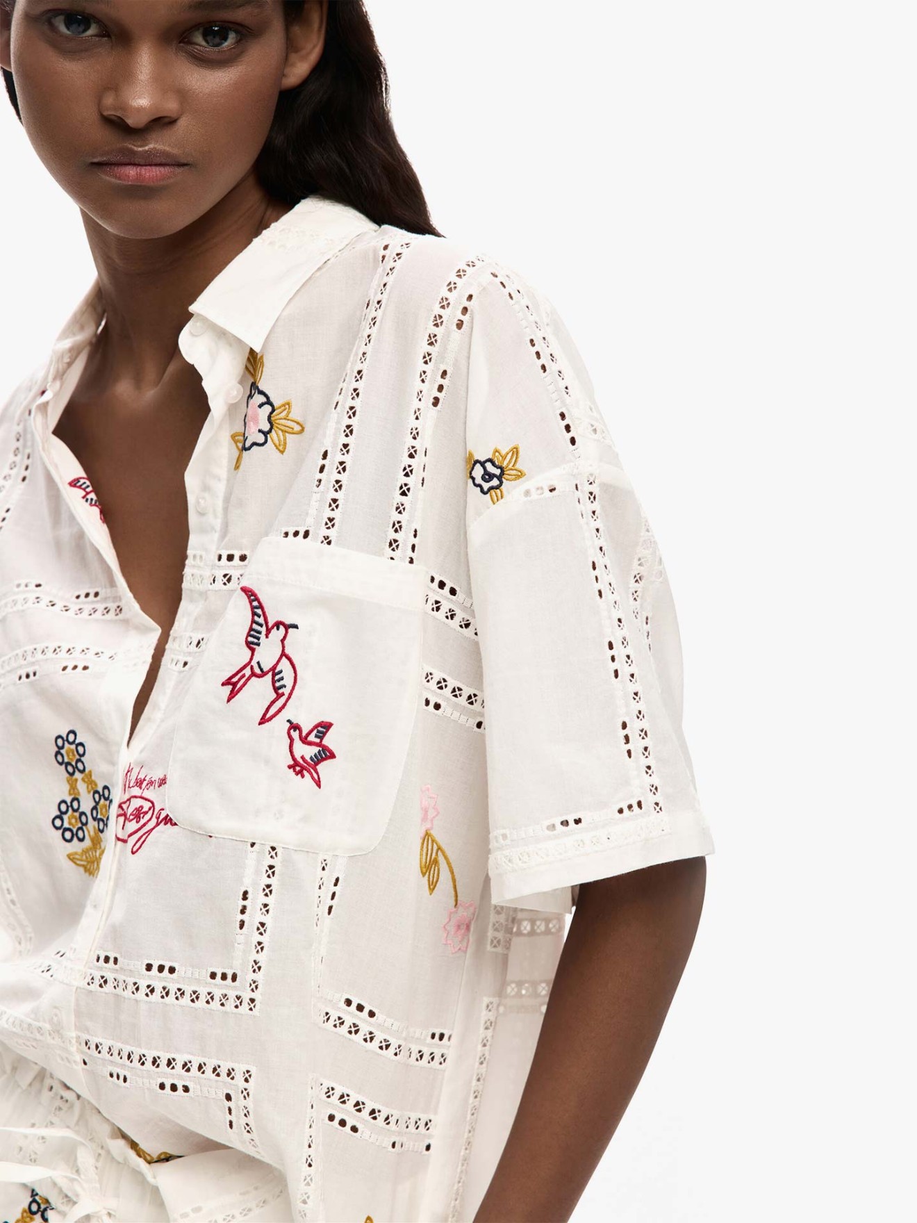 Camisa com Bordados e Recortes