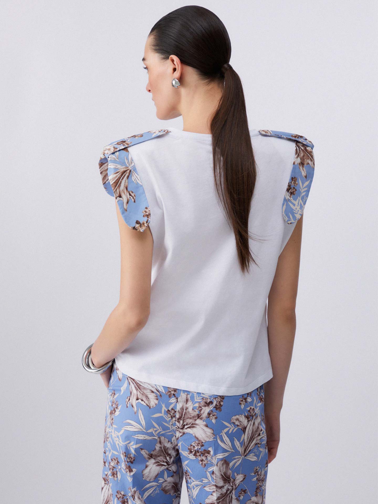 T-shirt com Ombreiras e Laços
