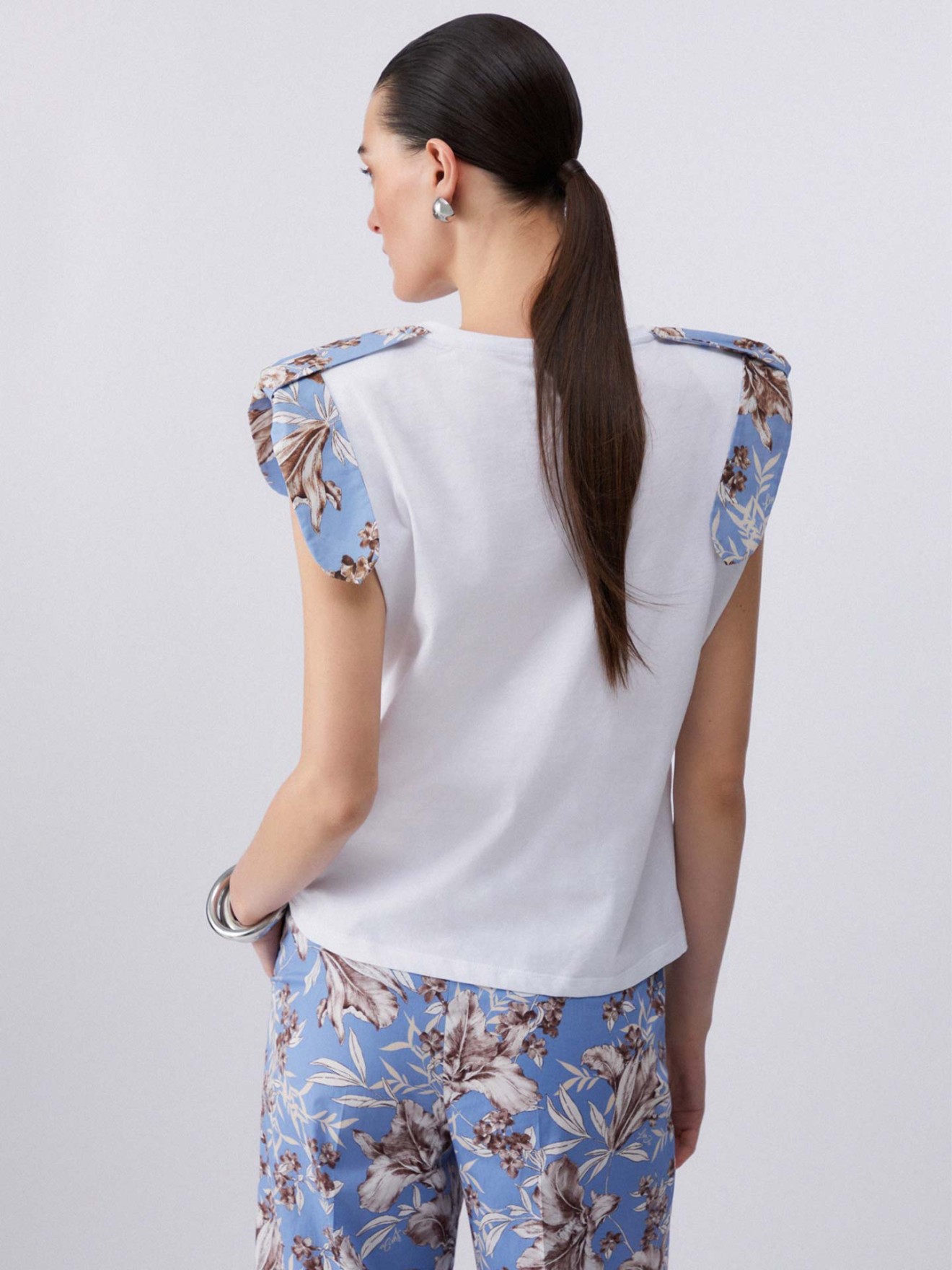 T-shirt com Ombreiras e La�os