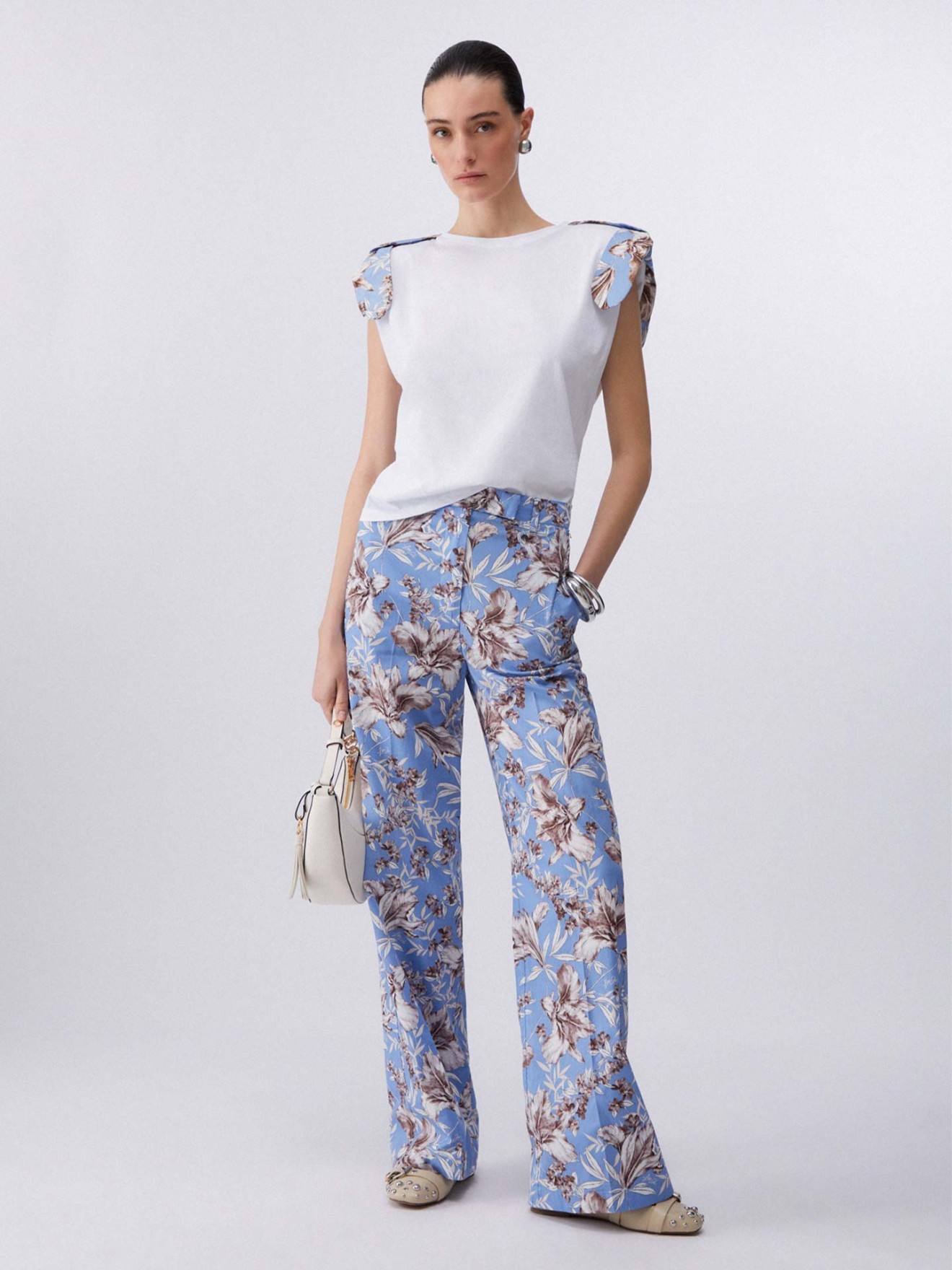 T-shirt com Ombreiras e La�os