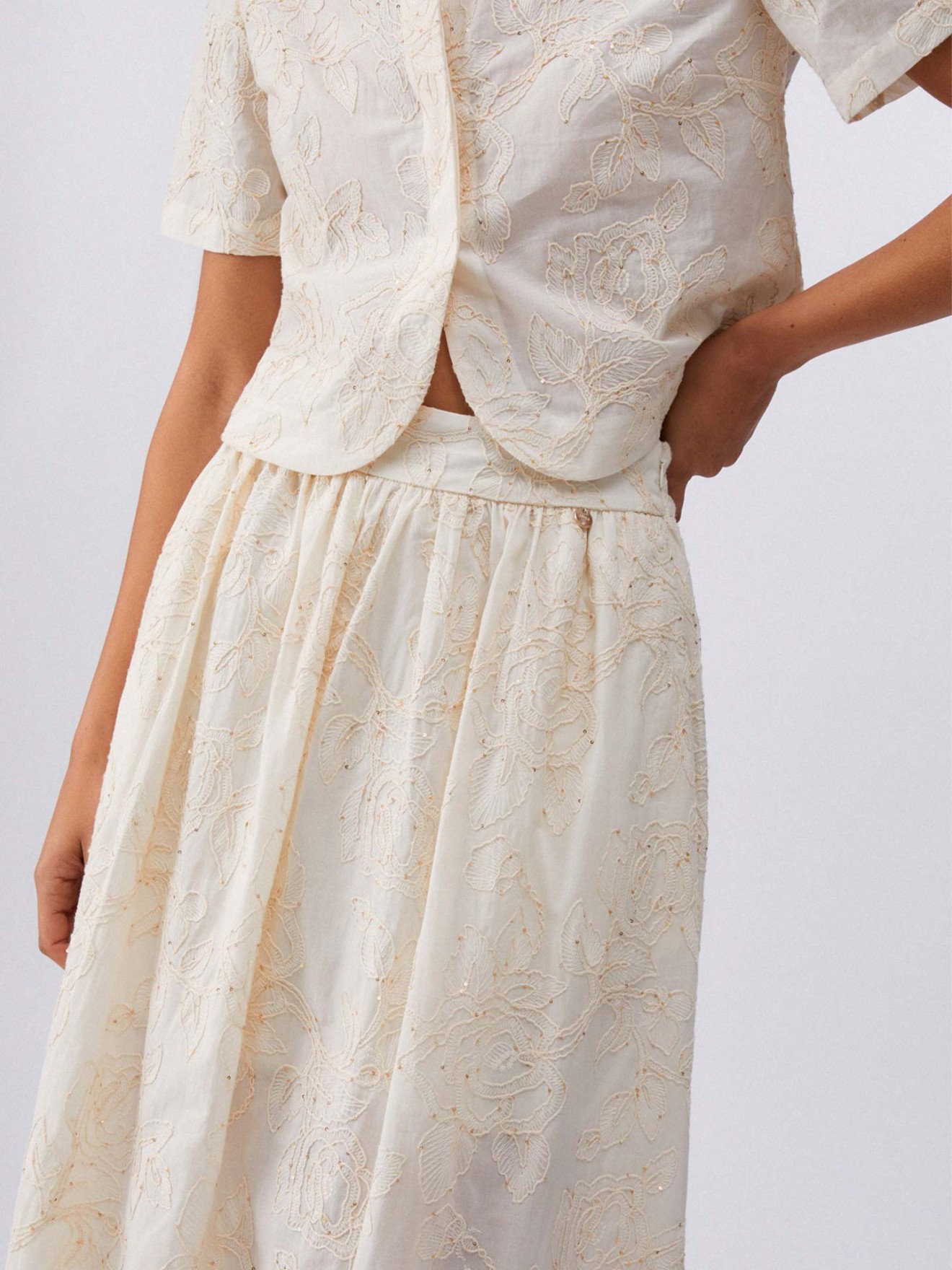 Saia Midi com Bordado Floral e Lantejoulas
