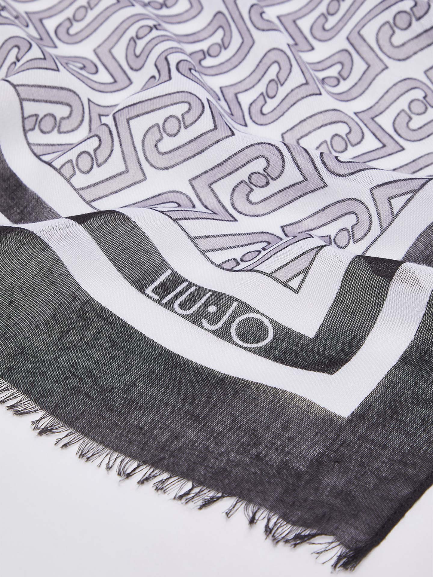 Echarpe com Padrão Monograma