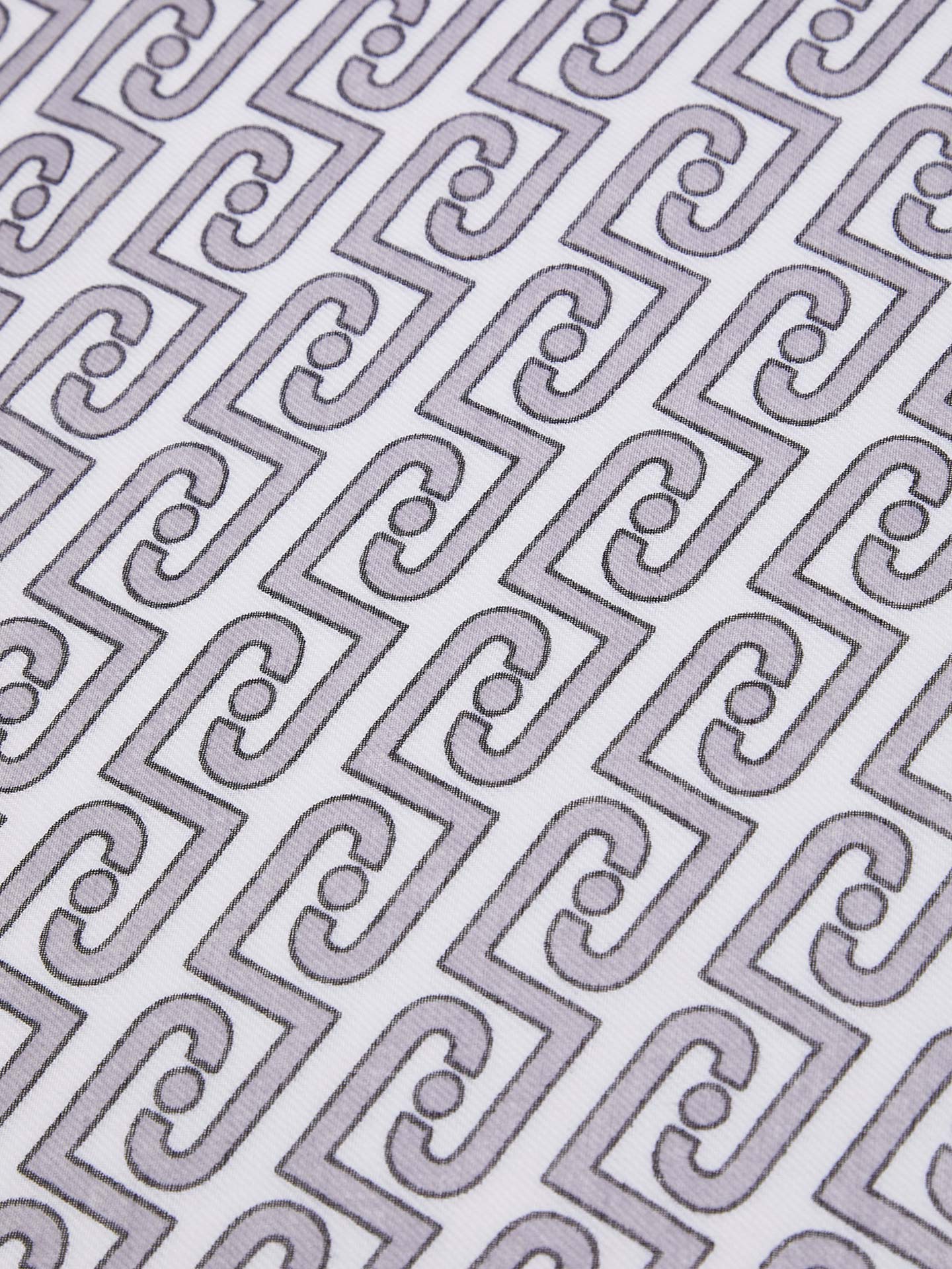 Echarpe com Padrão Monograma