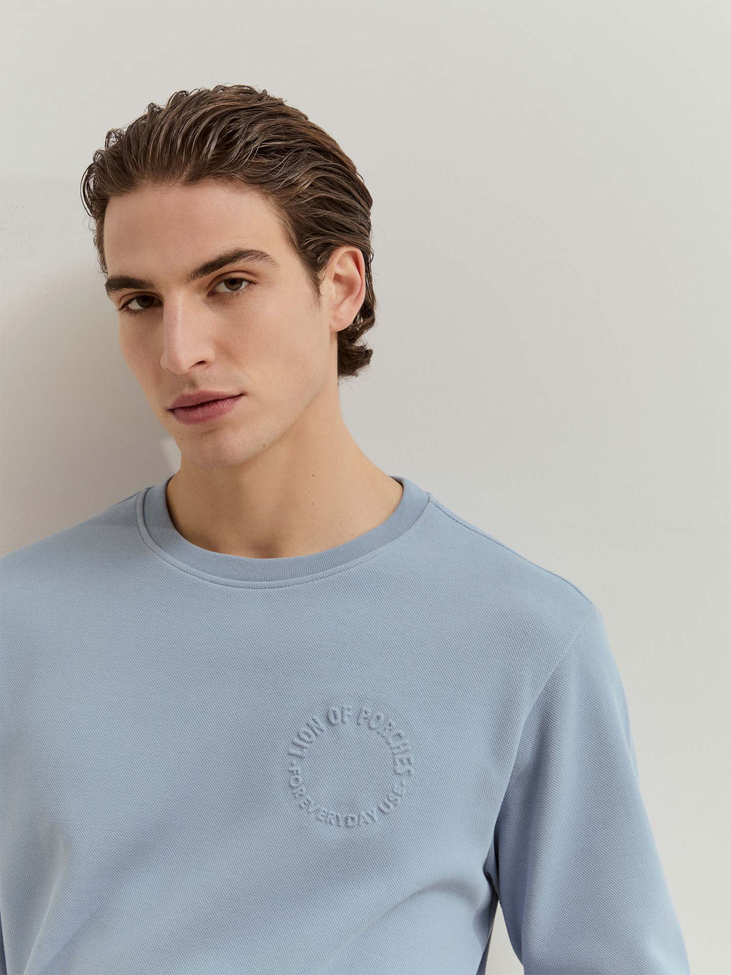 Sweatshirt com Lettering em Relevo