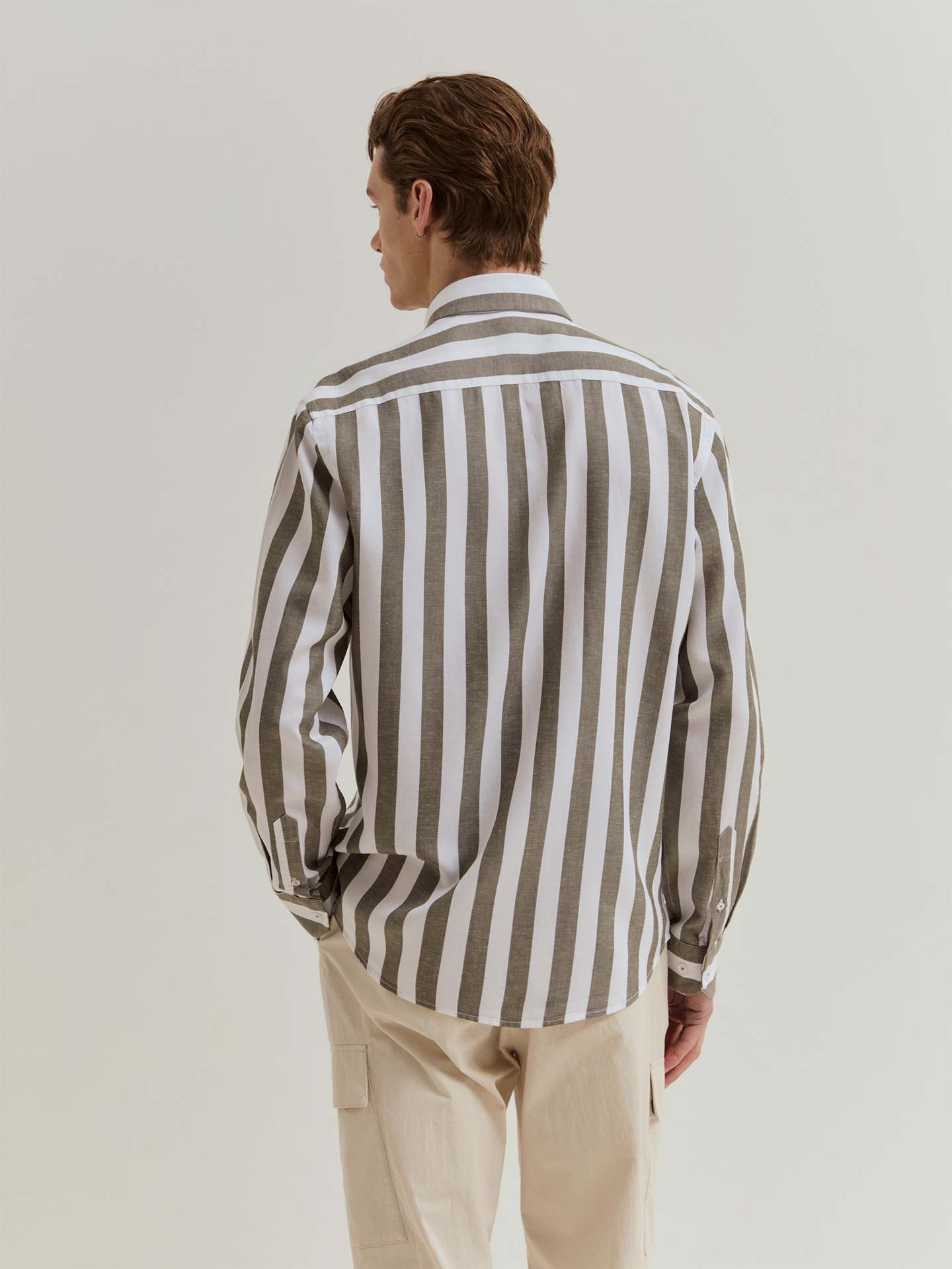 Camisa Regular Fit às Riscas Verticais