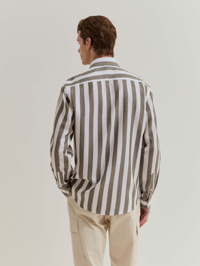 Camisa Regular Fit às Riscas Verticais