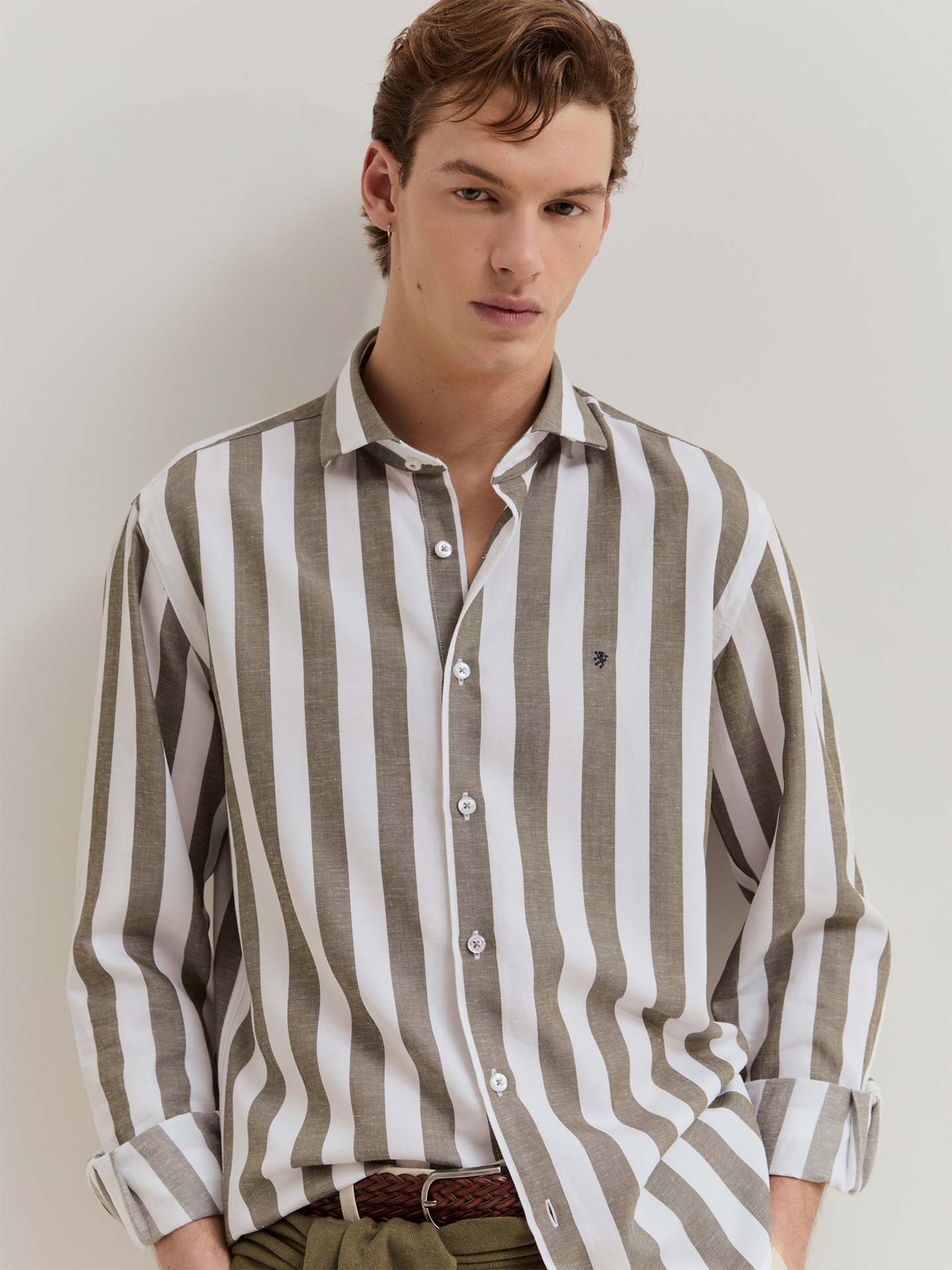 Camisa Regular Fit às Riscas Verticais