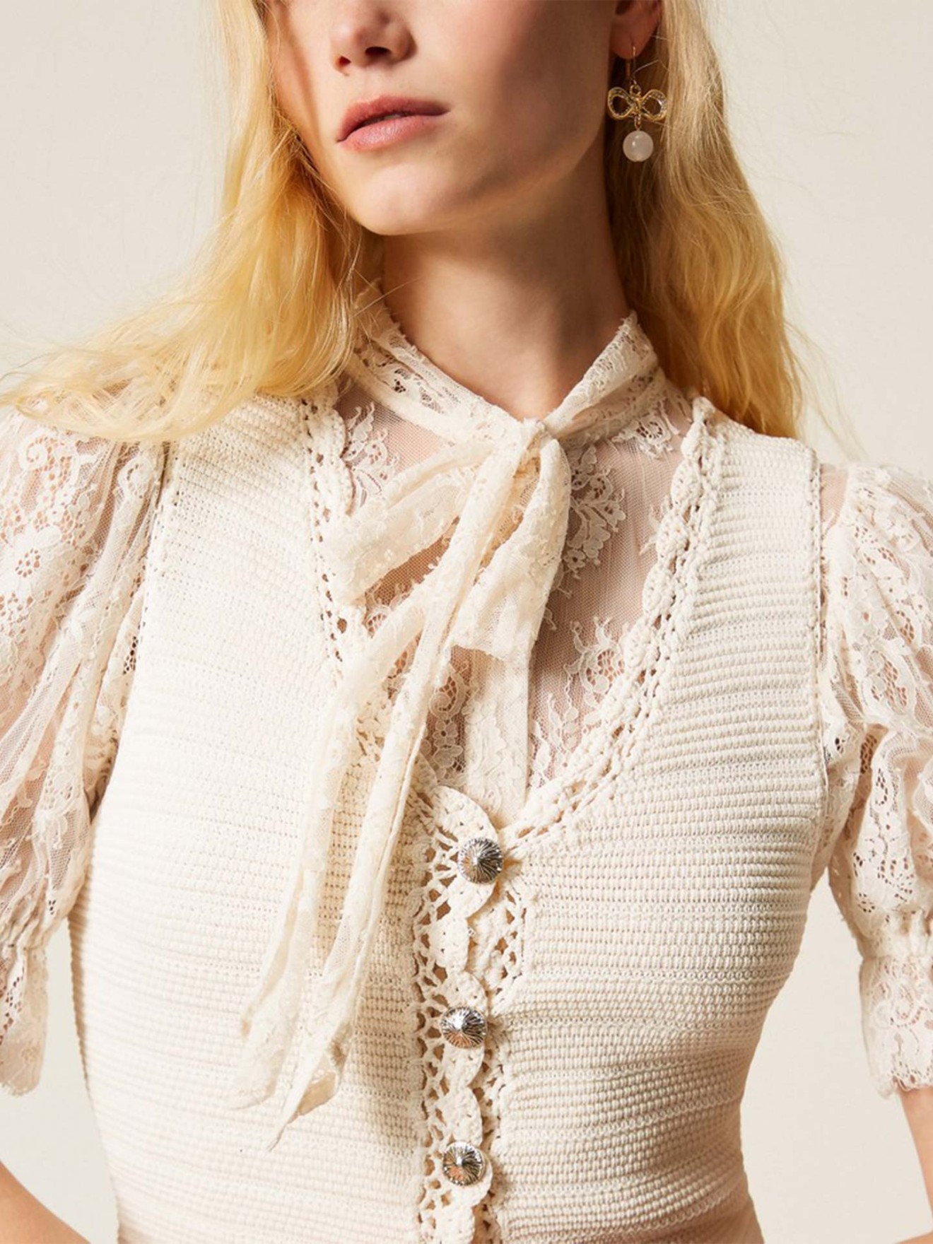 Colete de Malha com Detalhes em Crochet