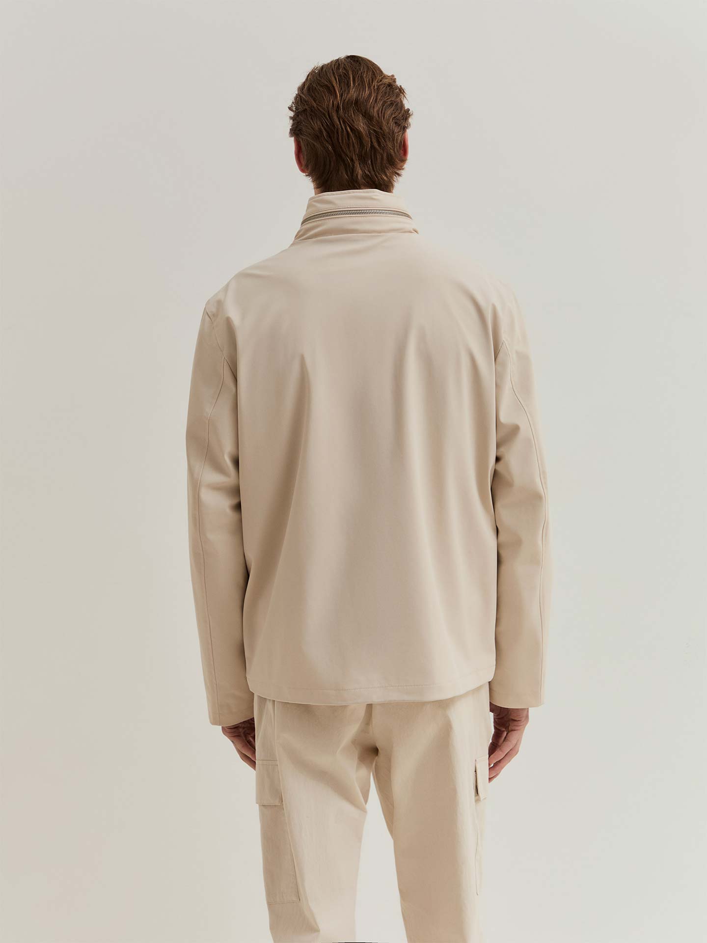 Blusão Técnico com Capuz Embutido