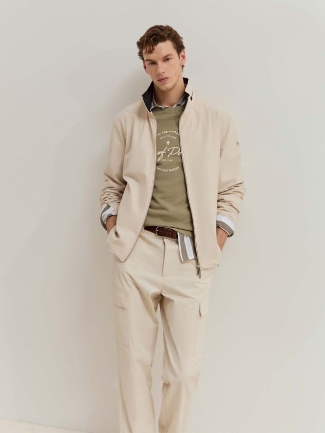 Blus�o T�cnico com Capuz Embutido