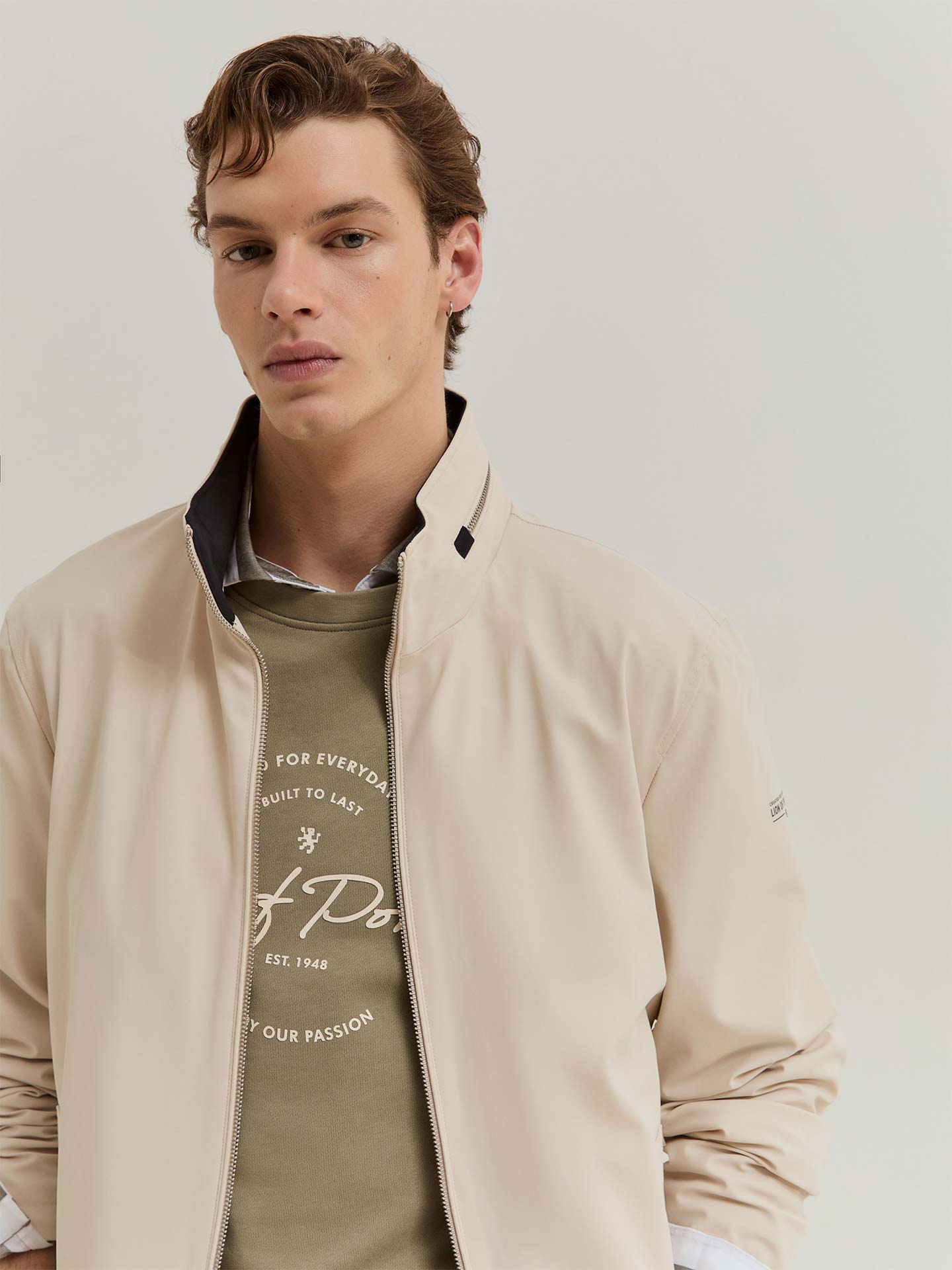 Blusão Técnico com Capuz Embutido