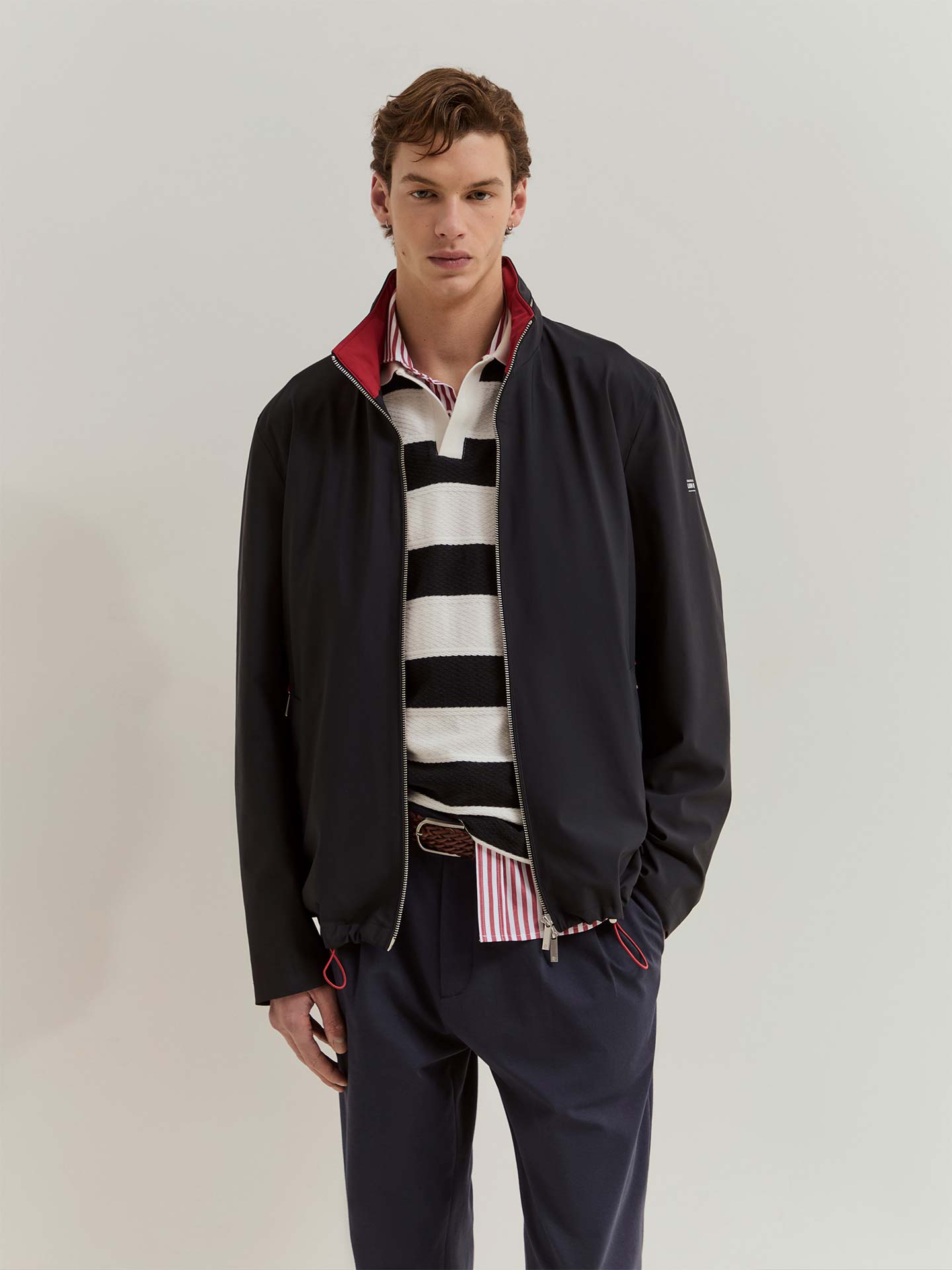 Blusão Técnico com Capuz Embutido