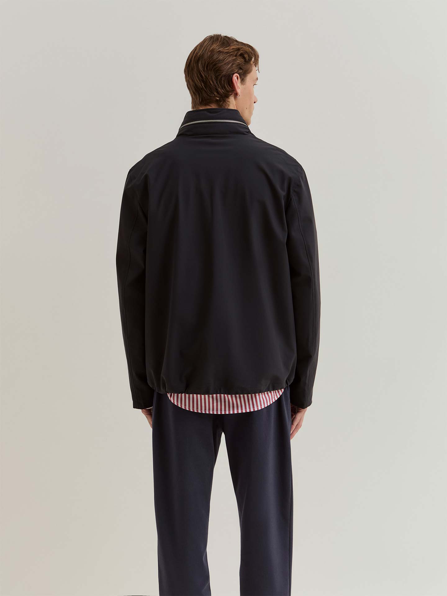 Blusão Técnico com Capuz Embutido