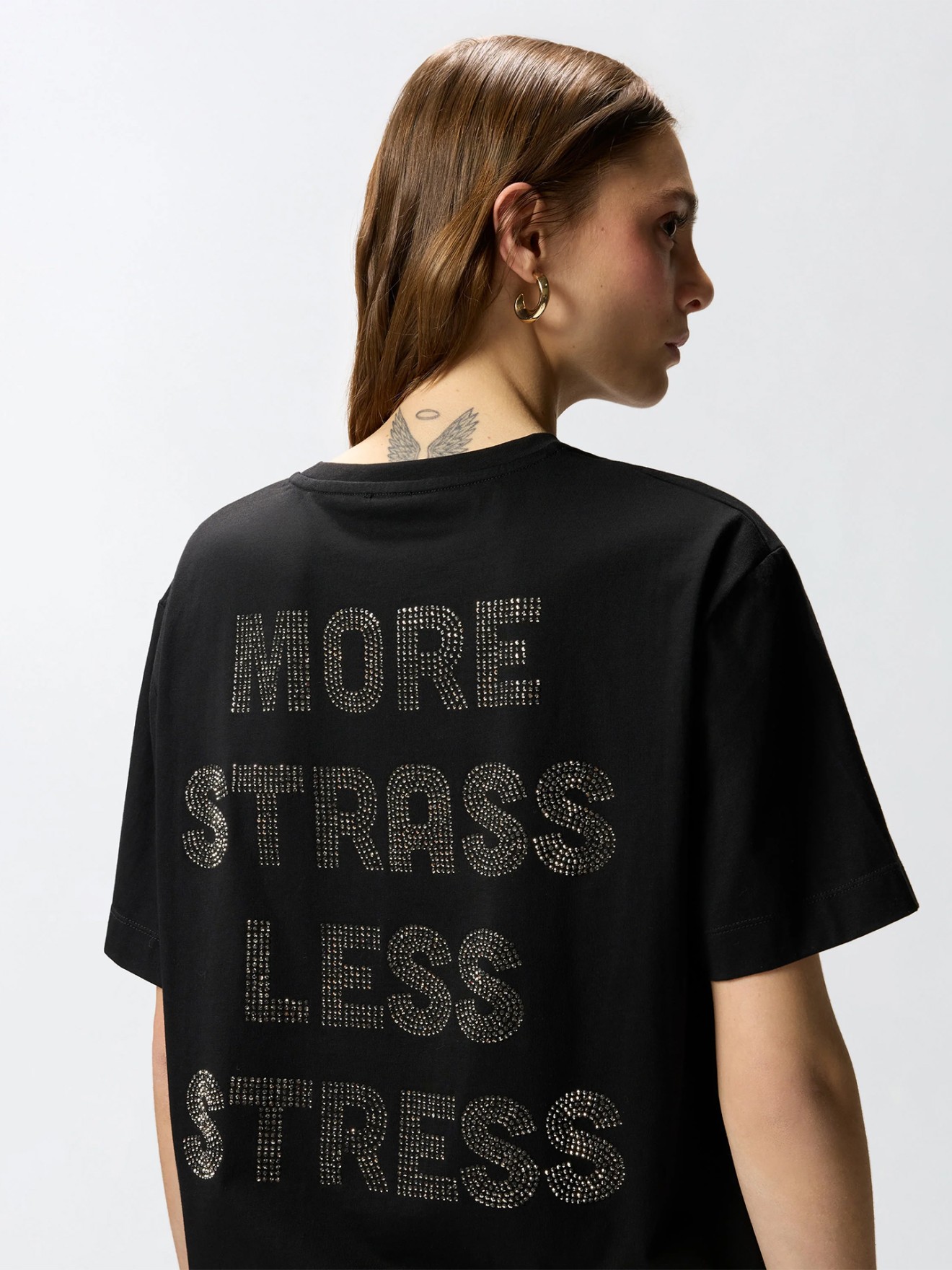 T-shirt com Log�tipo em Strass