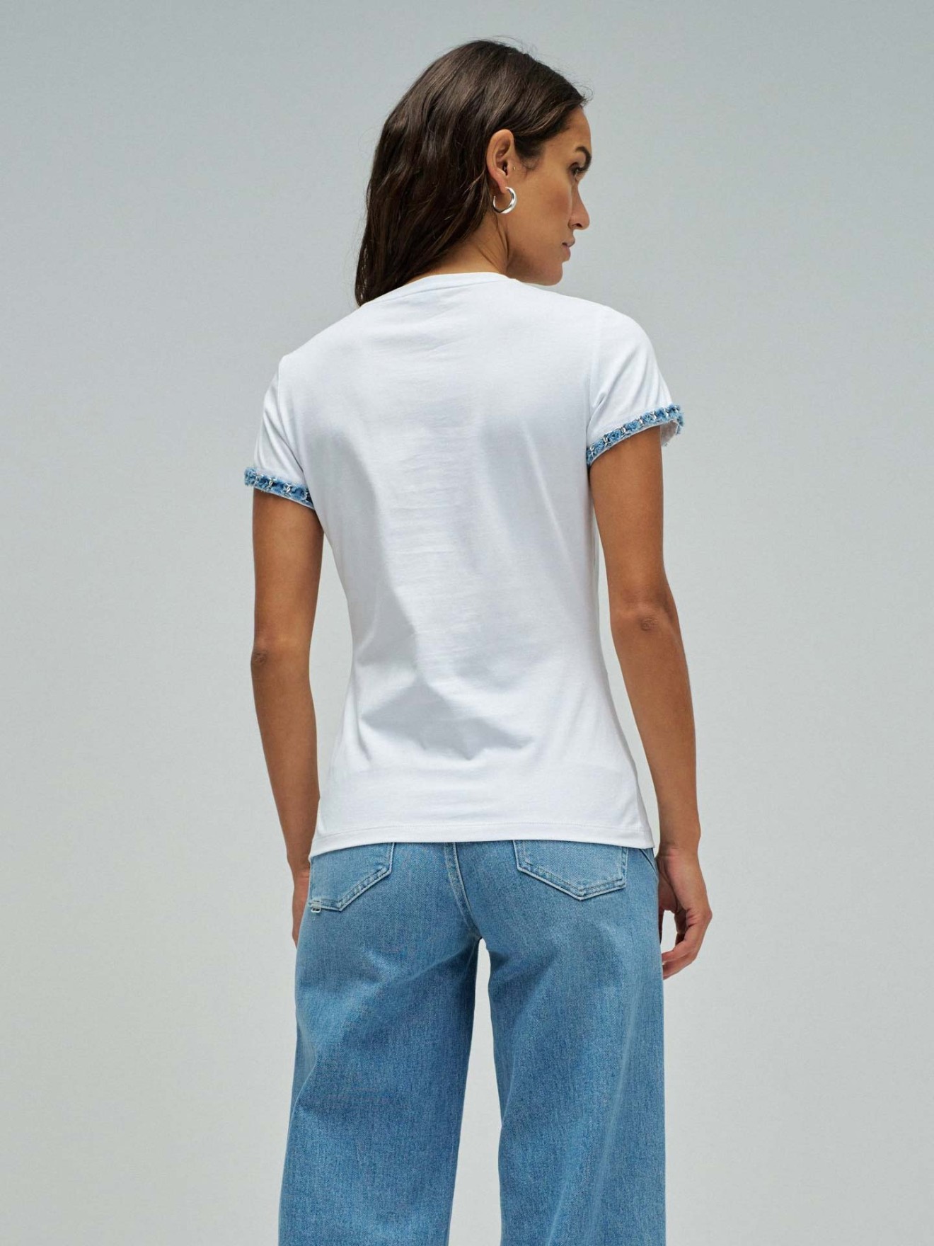 T-shirt Slim Fit com Brilhantes